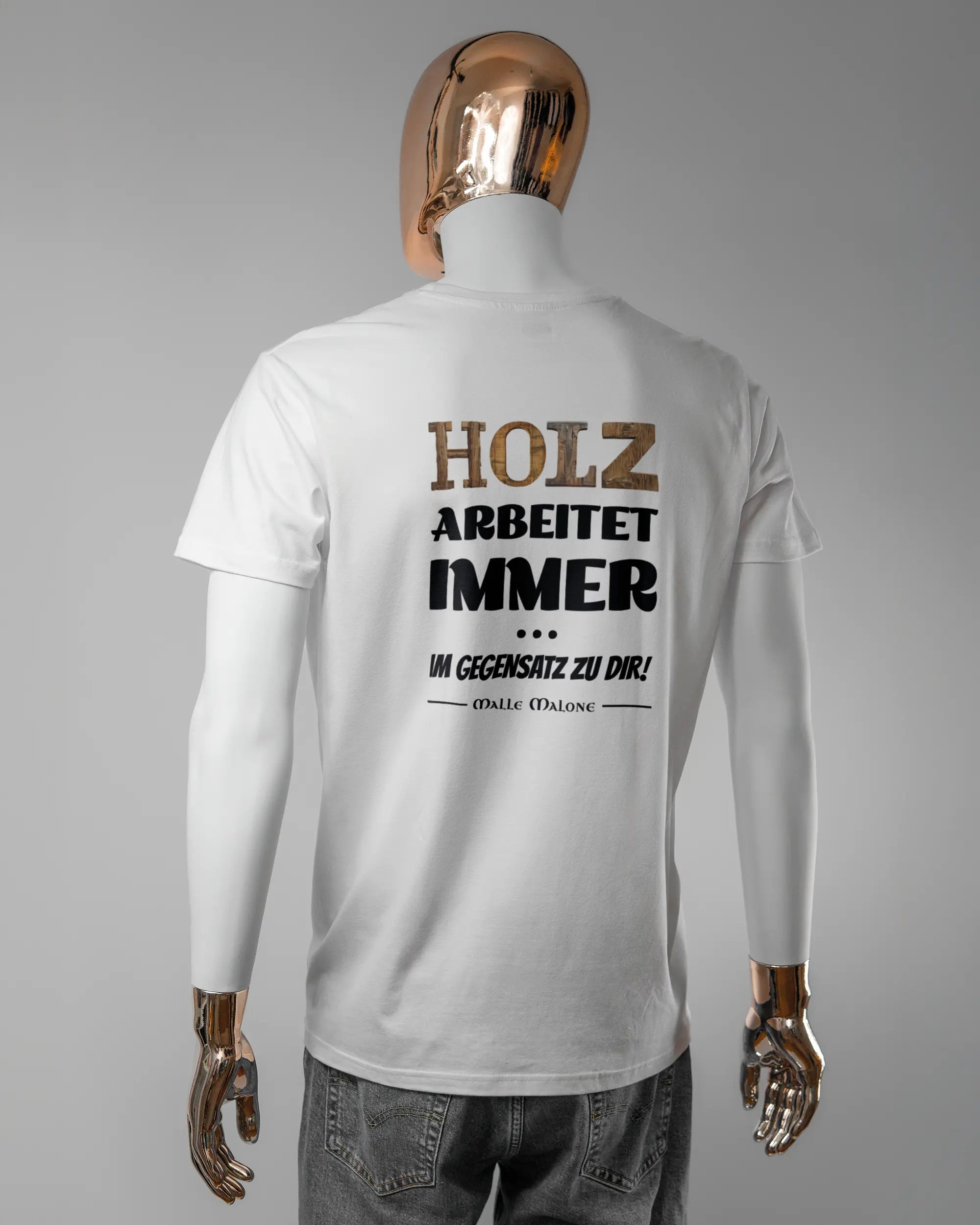 Rückseite des Basic Unisex T-Shirt Soft von Maondo mit dem Design Holzarbeit in der Farbe White und in der Größe L getragen von einer maskulinen Puppe