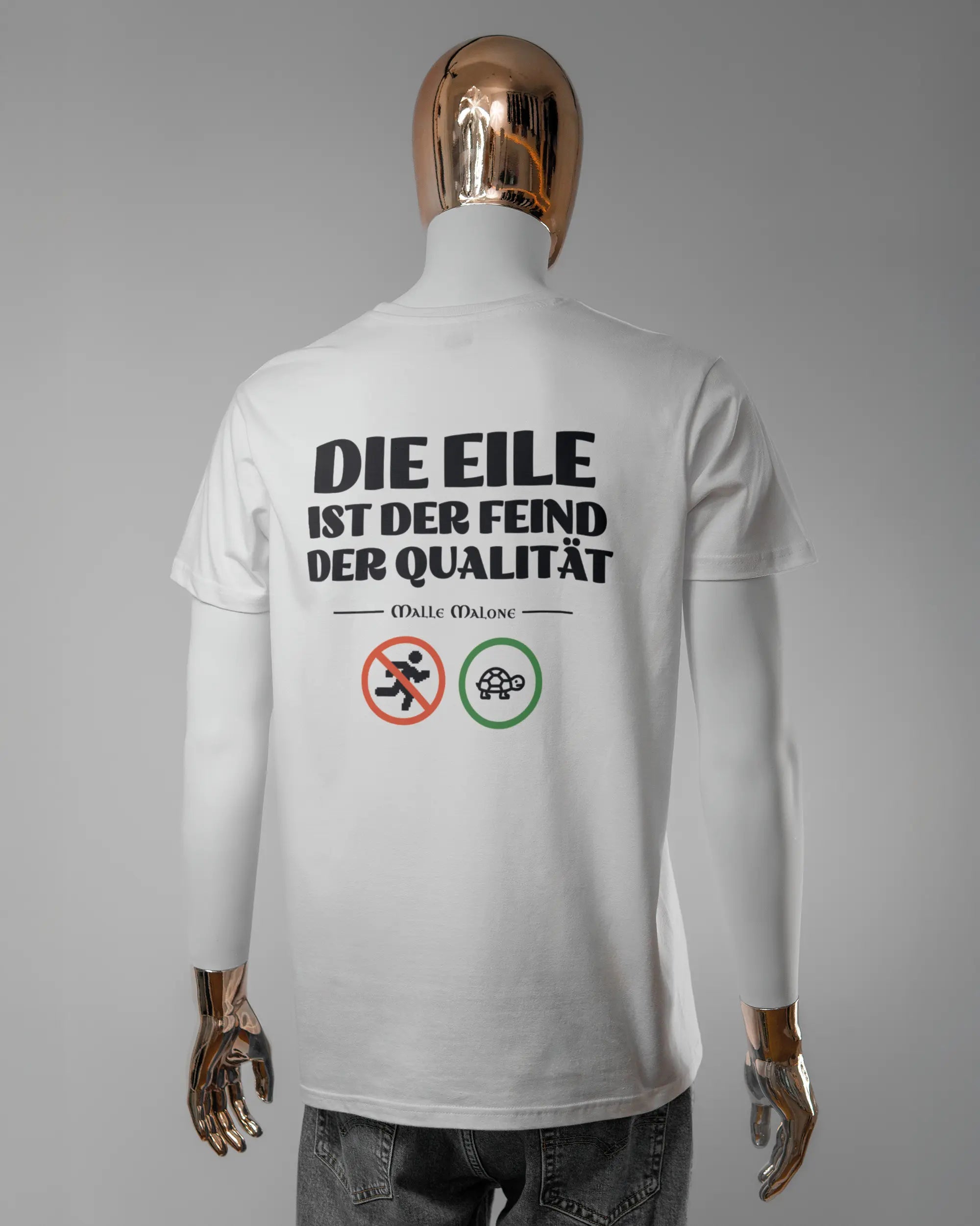 Rückseite des Basic Unisex T-Shirt Soft von Maondo mit dem Design Keine Eile in der Farbe White und in der Größe L getragen von einer maskulinen Puppe