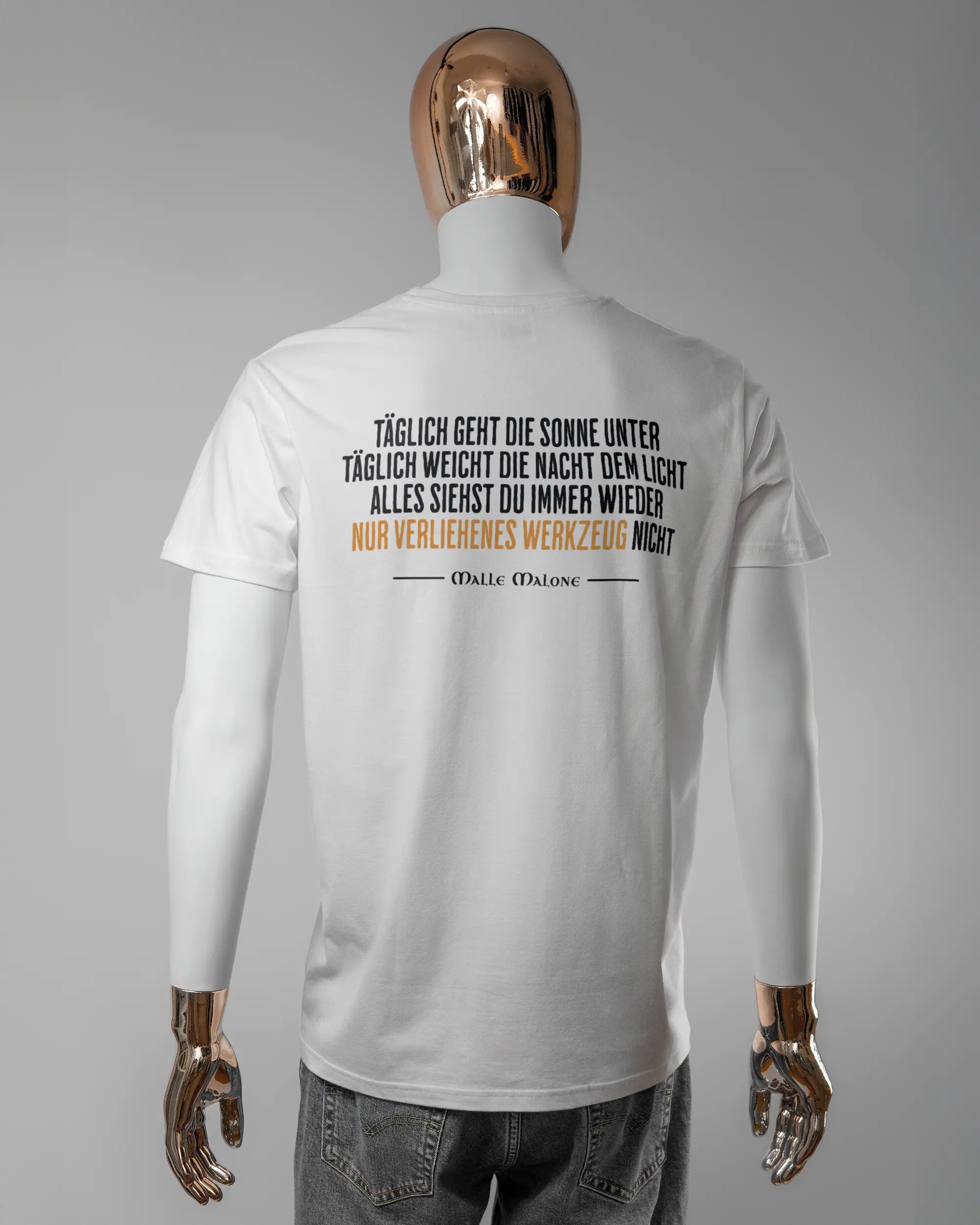 Rückseite des Basic Unisex T-Shirt Soft von Maondo mit dem Design Wegzeug in der Farbe White und in der Größe L getragen von einer maskulinen Puppe