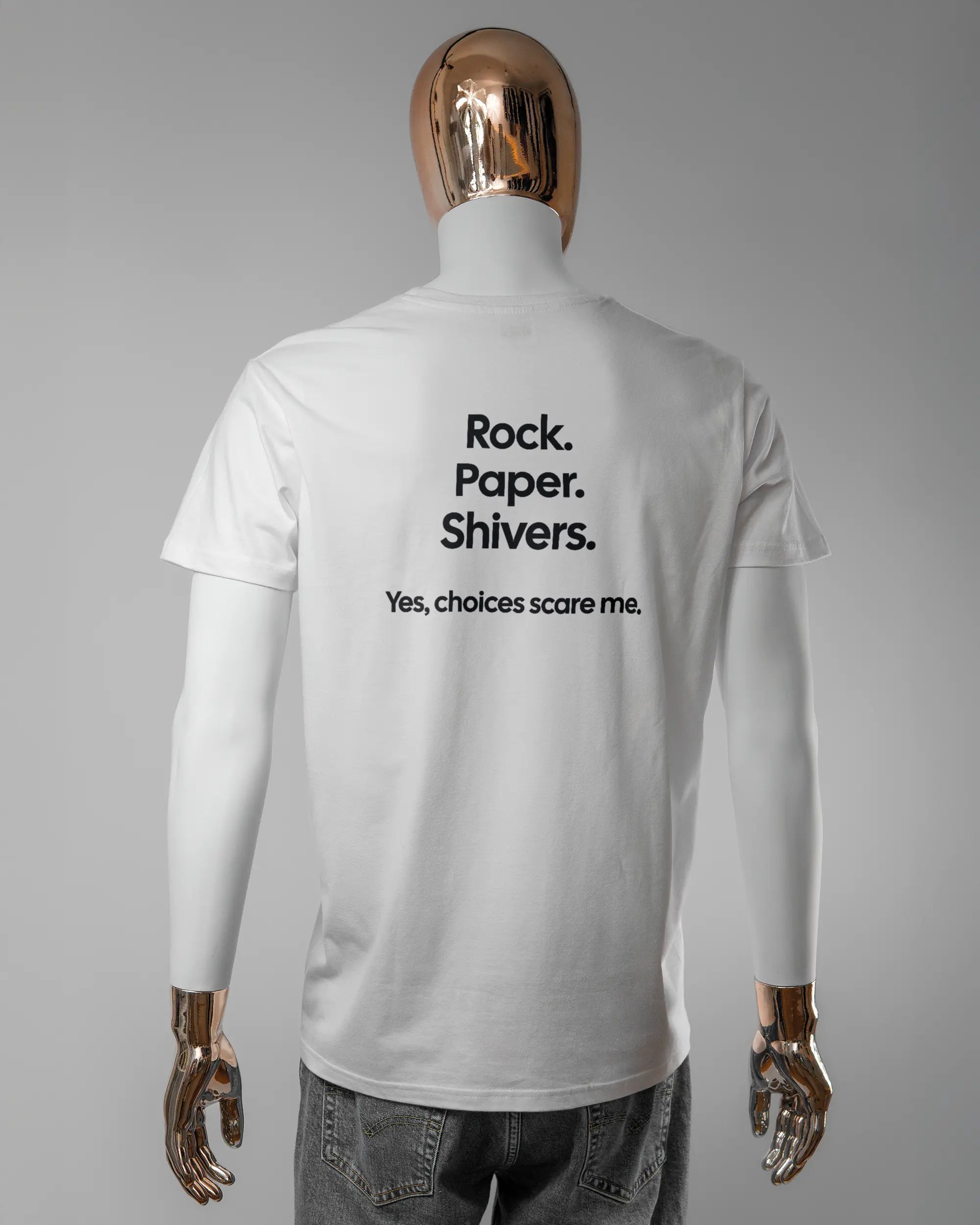 Rückseite des Basic Unisex T-Shirt Soft von Maondo mit dem Design Rock Paper Shivers in der Farbe White und in der Größe L getragen von einer maskulinen Puppe
