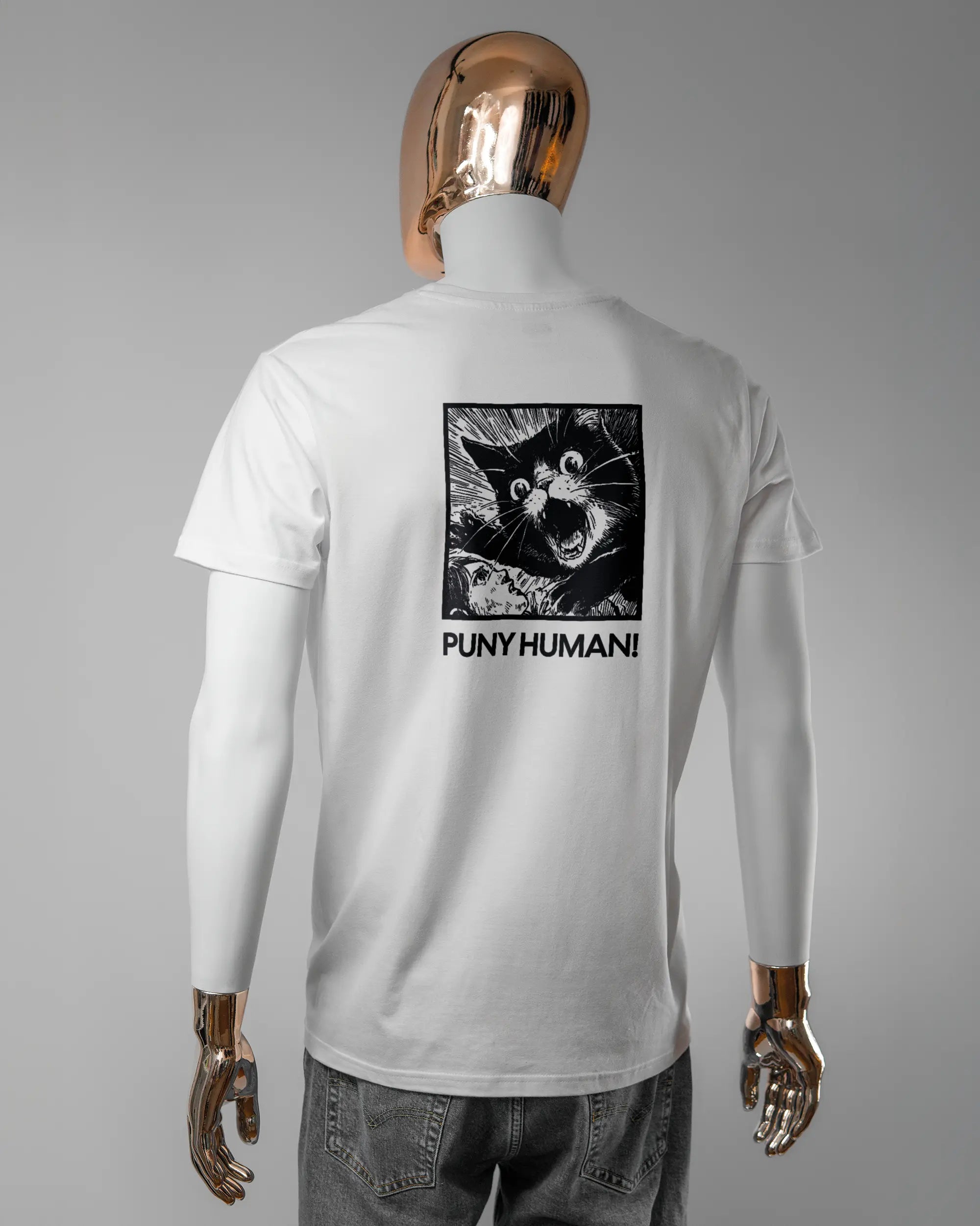 Rückseite des Basic Unisex T-Shirt Soft von Maondo mit dem Design Puny Human in der Farbe White und in der Größe L getragen von einer maskulinen Puppe