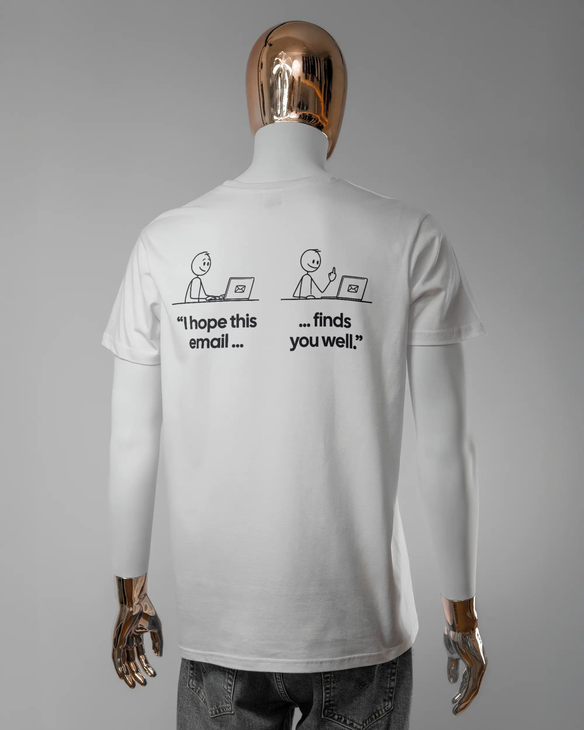 Rückseite des Basic Unisex T-Shirt Soft von Maondo mit dem Design Found me not well in der Farbe White und in der Größe L getragen von einer maskulinen Puppe