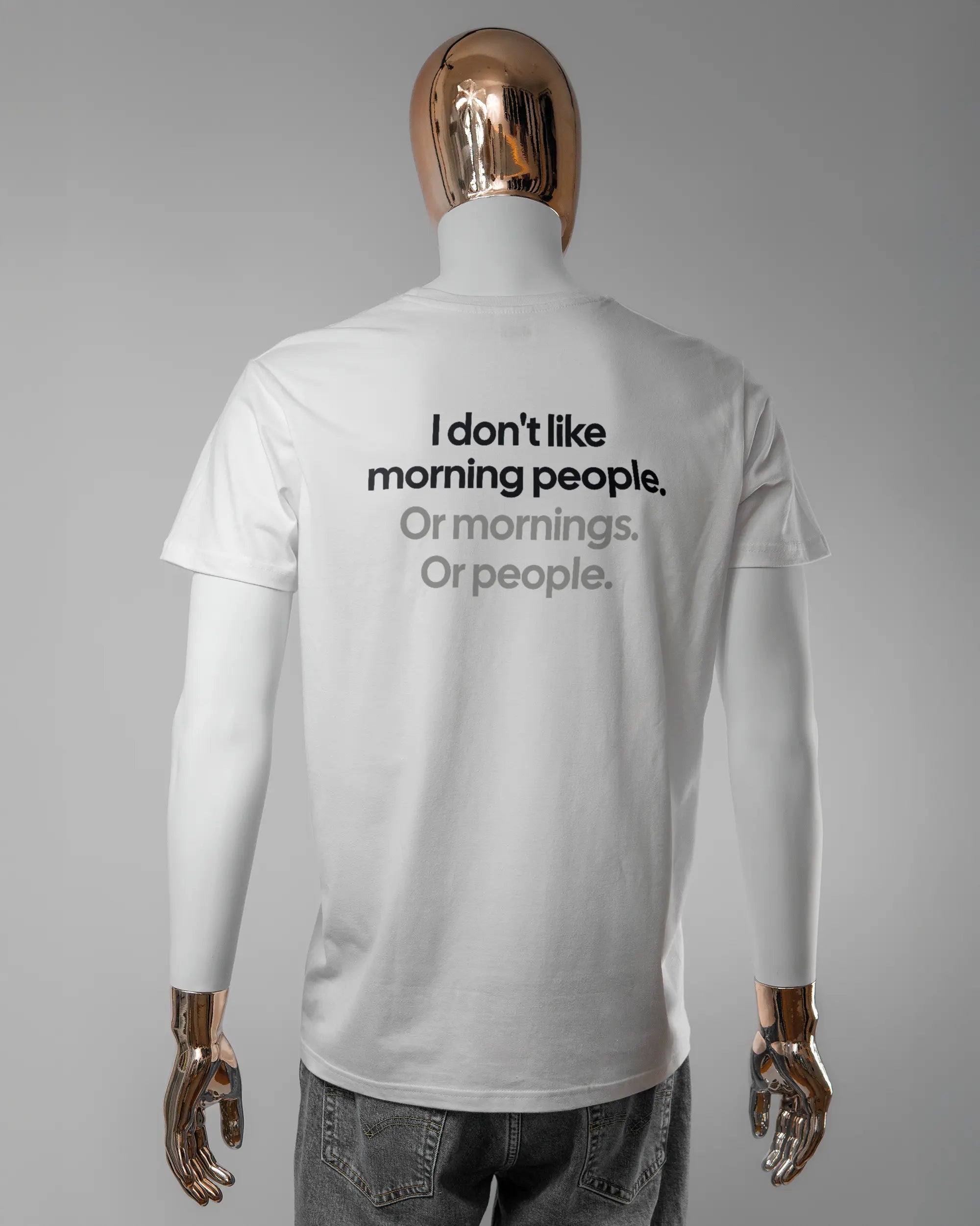 Rückseite des Basic Unisex T-Shirt Soft von Maondo mit dem Design Morning Person in der Farbe White und in der Größe L getragen von einer maskulinen Puppe