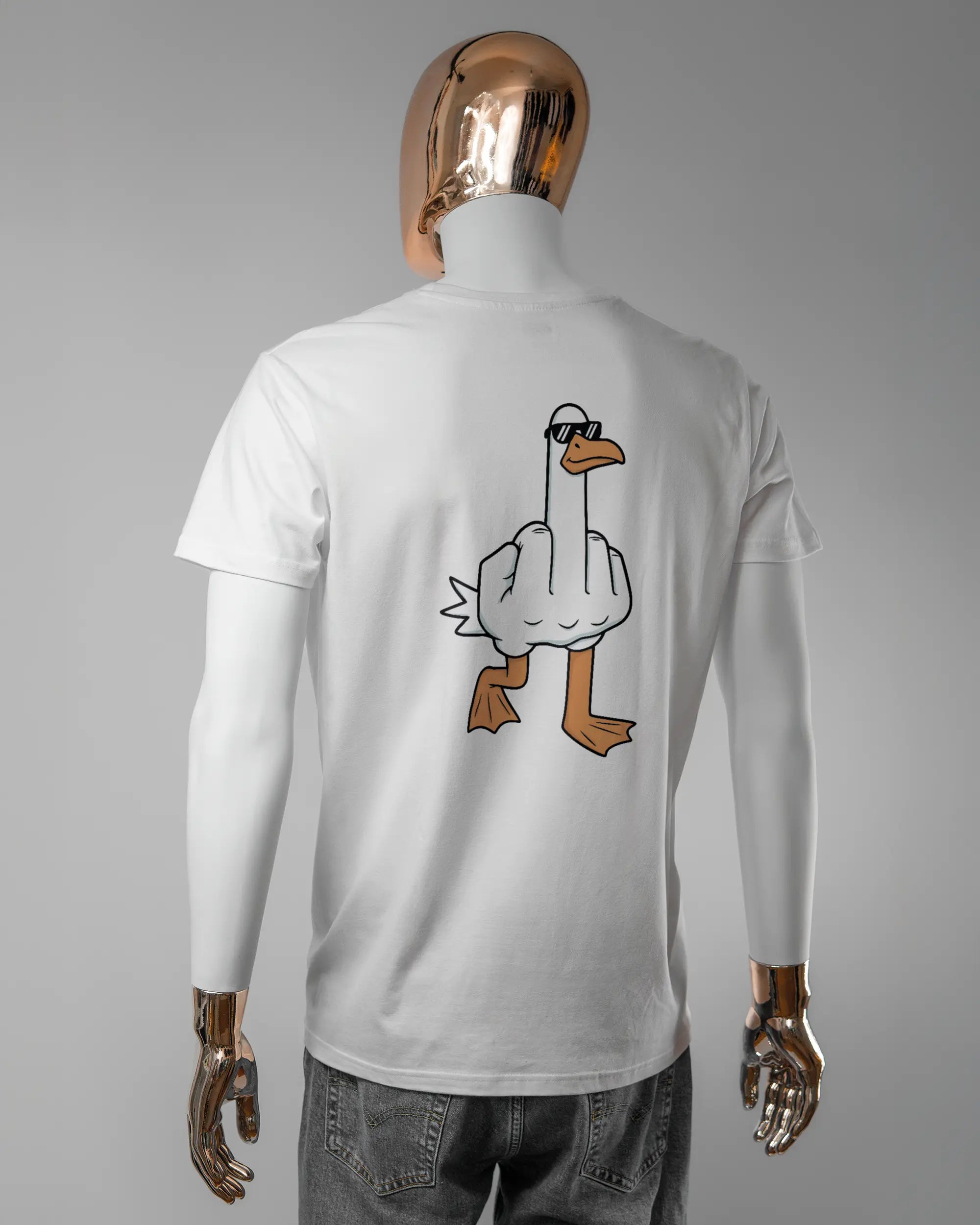 Rückseite des Basic Unisex T-Shirt Soft von Maondo mit dem Design I give a duck in der Farbe White und in der Größe L getragen von einer maskulinen Puppe