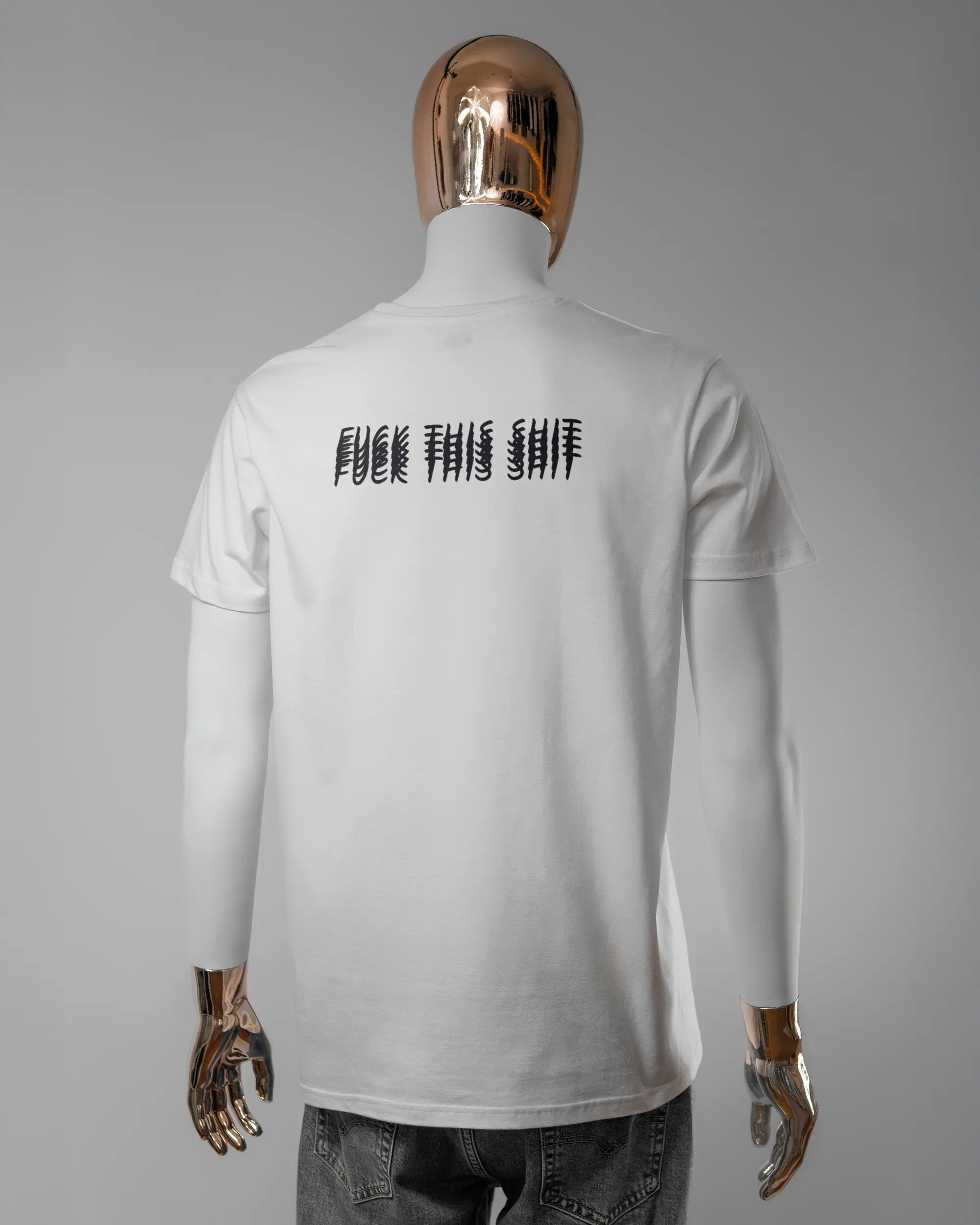 Rückseite des Basic Unisex T-Shirt Soft von Maondo mit dem Design Hidden Message in der Farbe White und in der Größe L getragen von einer maskulinen Puppe