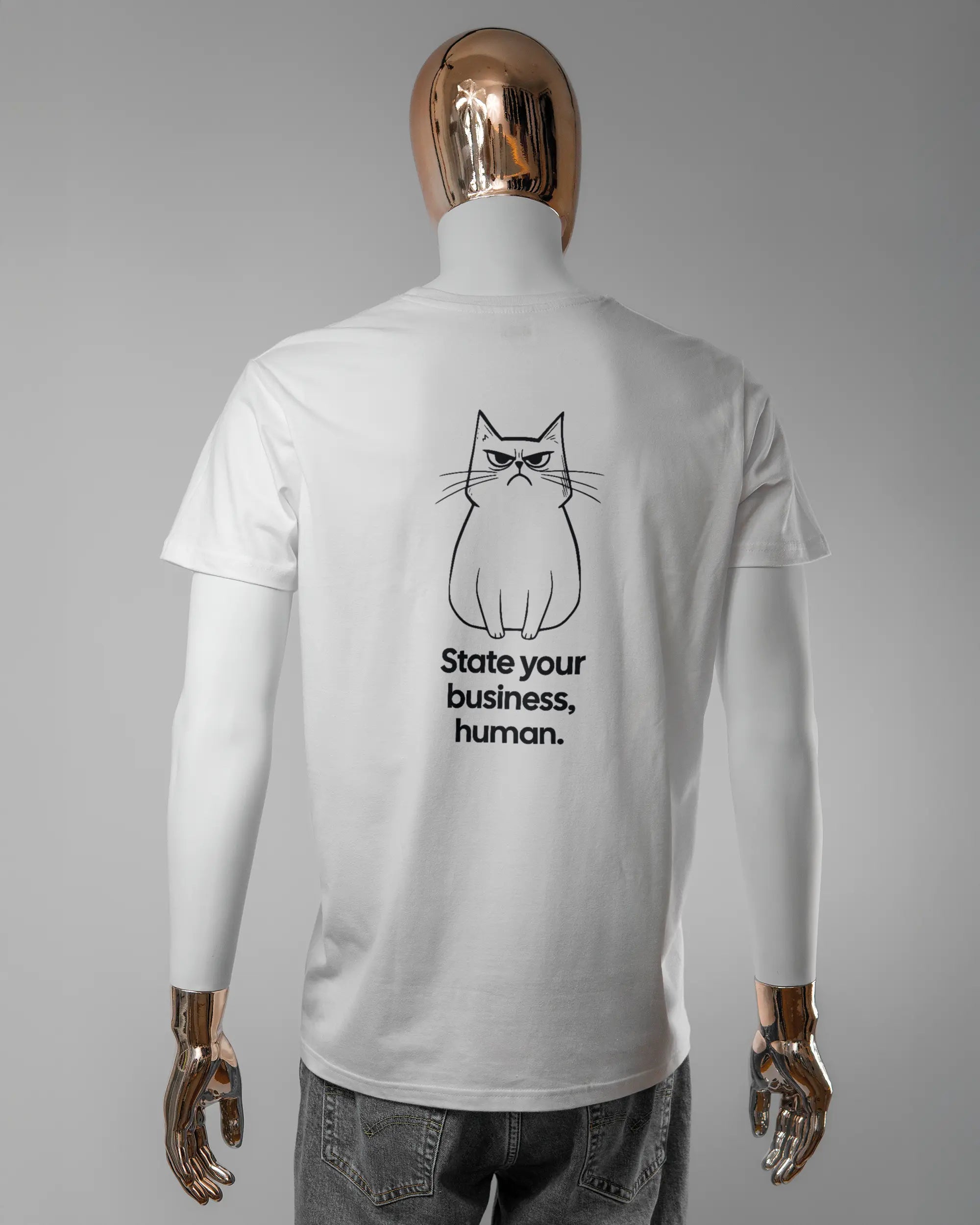 Rückseite des Basic Unisex T-Shirt Soft von Maondo mit dem Design Grumpy Purr in der Farbe White und in der Größe L getragen von einer maskulinen Puppe