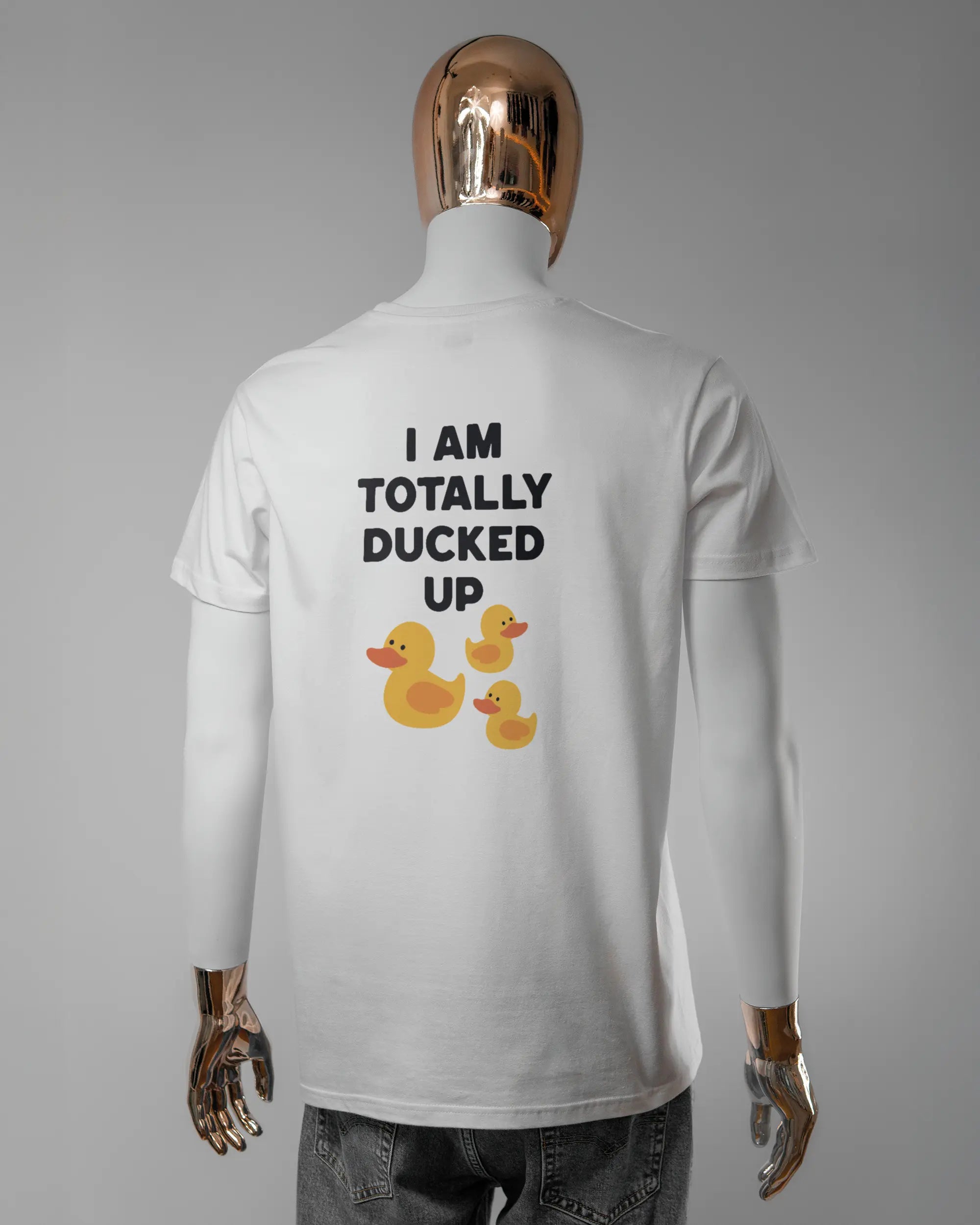 Rückseite des Basic Unisex T-Shirt Soft von Maondo mit dem Design Ducked Up in der Farbe White und in der Größe L getragen von einer maskulinen Puppe