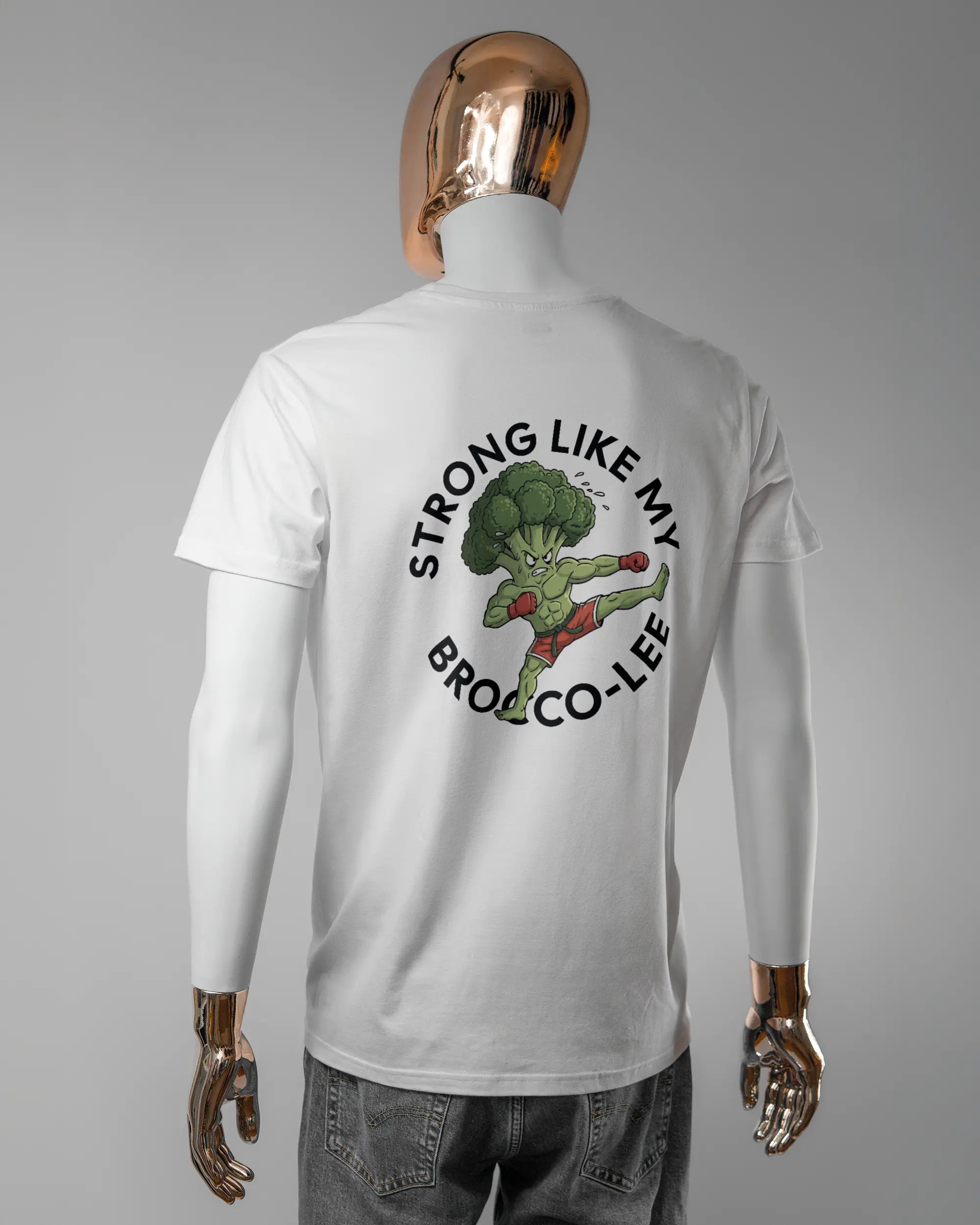 Rückseite des Basic Unisex T-Shirt Soft von Maondo mit dem Design Brocco-Lee in der Farbe White und in der Größe L getragen von einer maskulinen Puppe