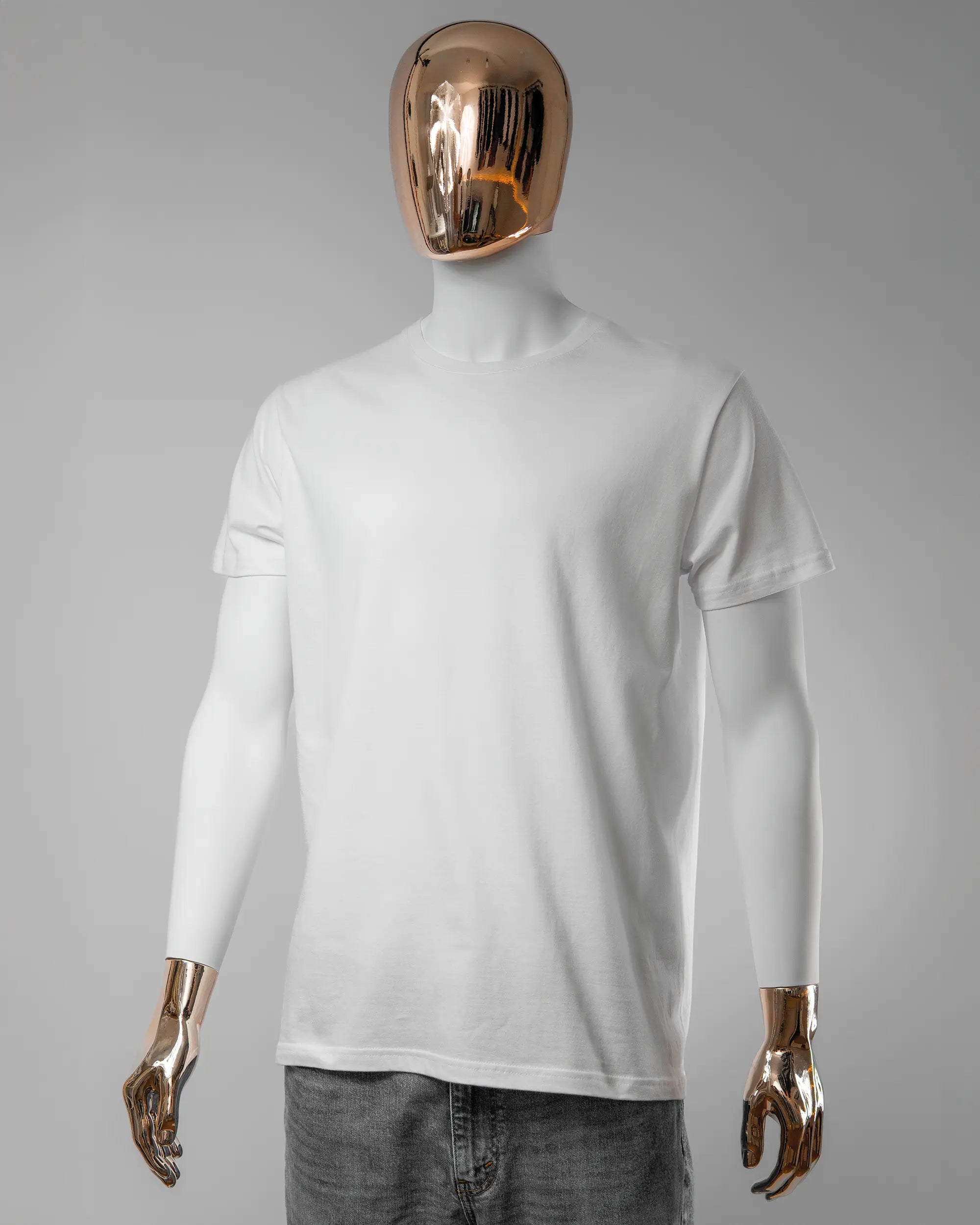 Vorderseite des Basic Unisex T-Shirt Slim von Maondo ohne Motiv in der Farbe White und in der Größe L getragen von einer maskulinen Puppe