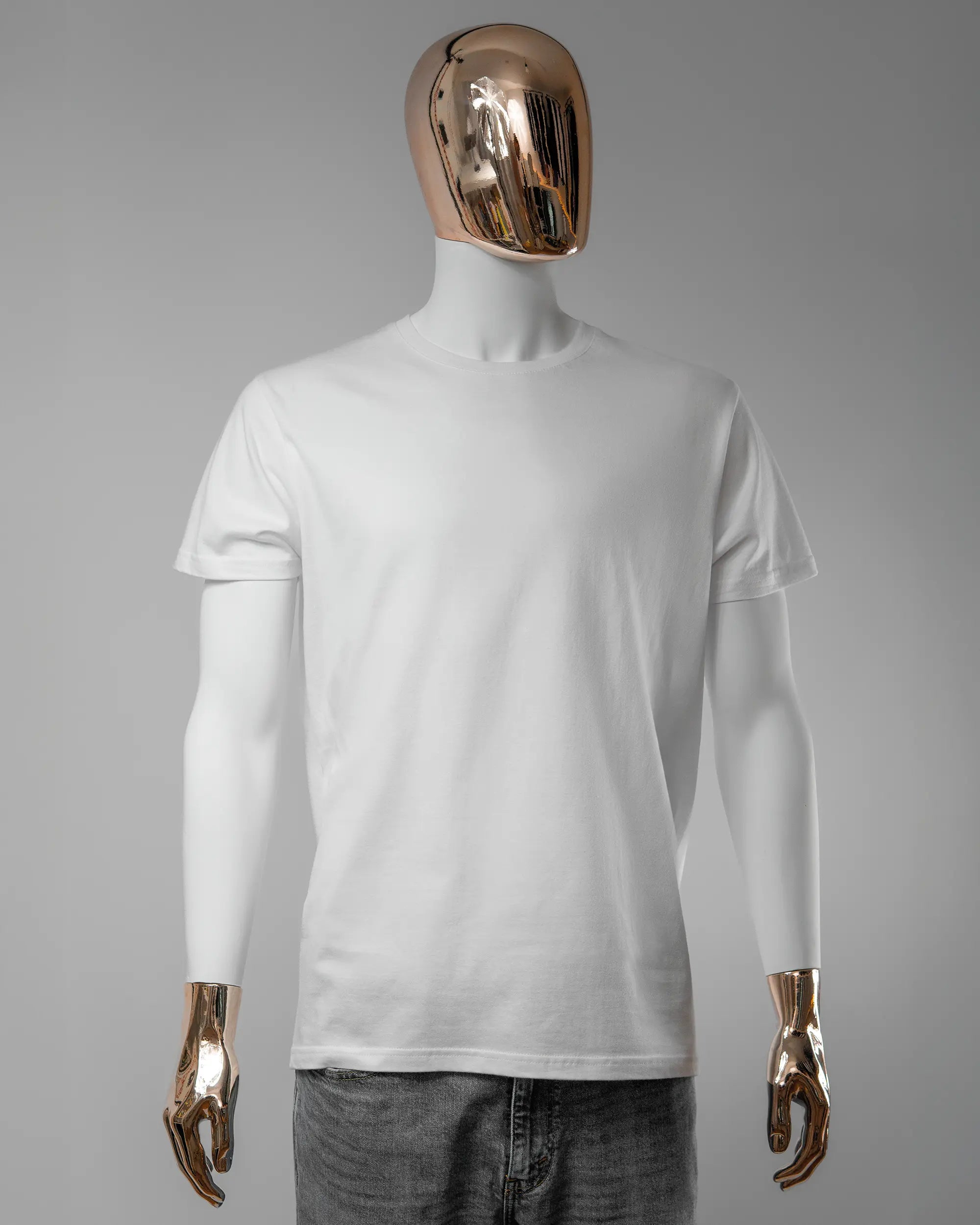 Vorderseite des Basic Unisex T-Shirt Soft von Maondo ohne Motiv in der Farbe White und in der Größe L getragen von einer maskulinen Puppe