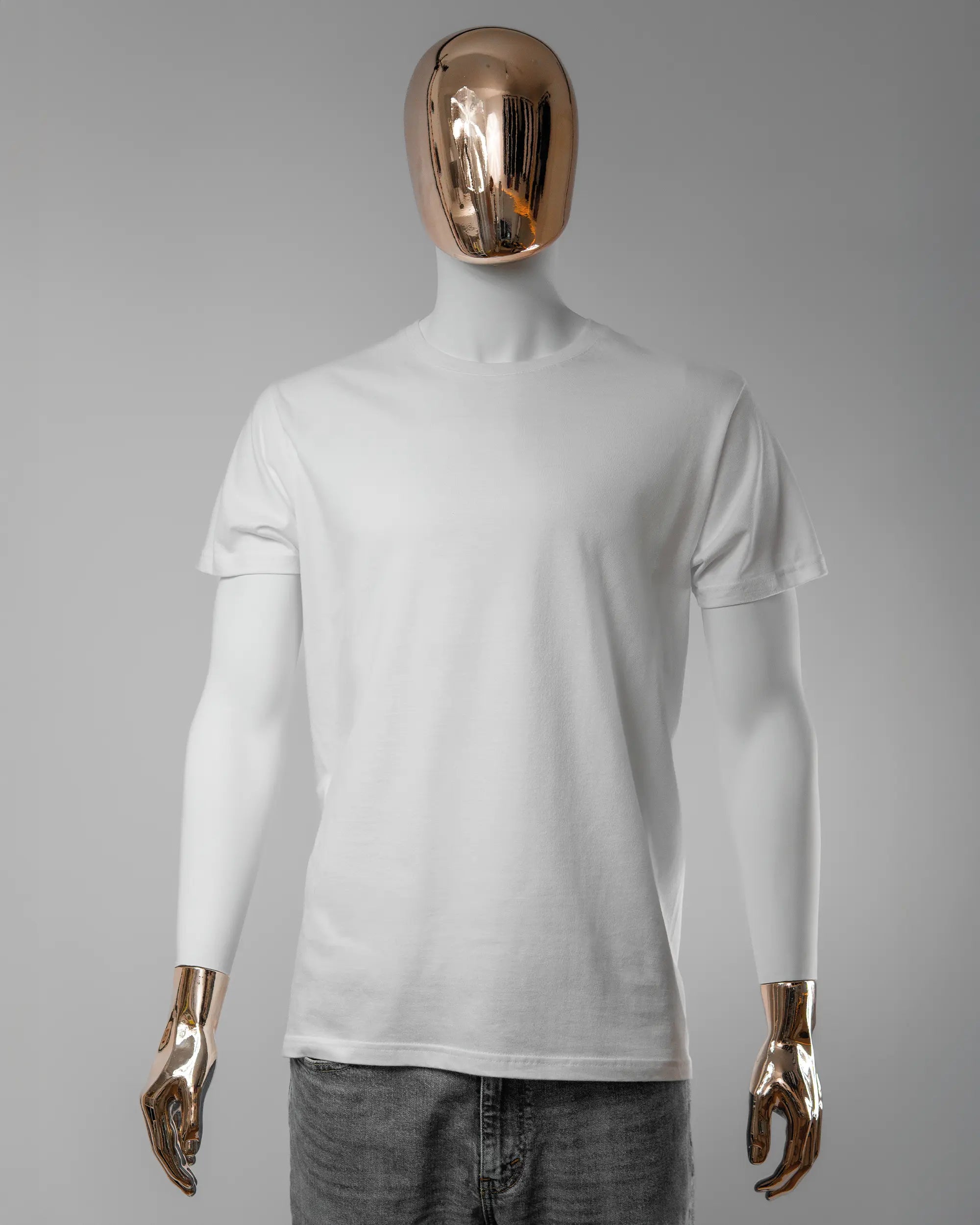 Vorderseite des Basic Unisex T-Shirt Soft von Maondo ohne Motiv in der Farbe White und in der Größe L getragen von einer maskulinen Puppe