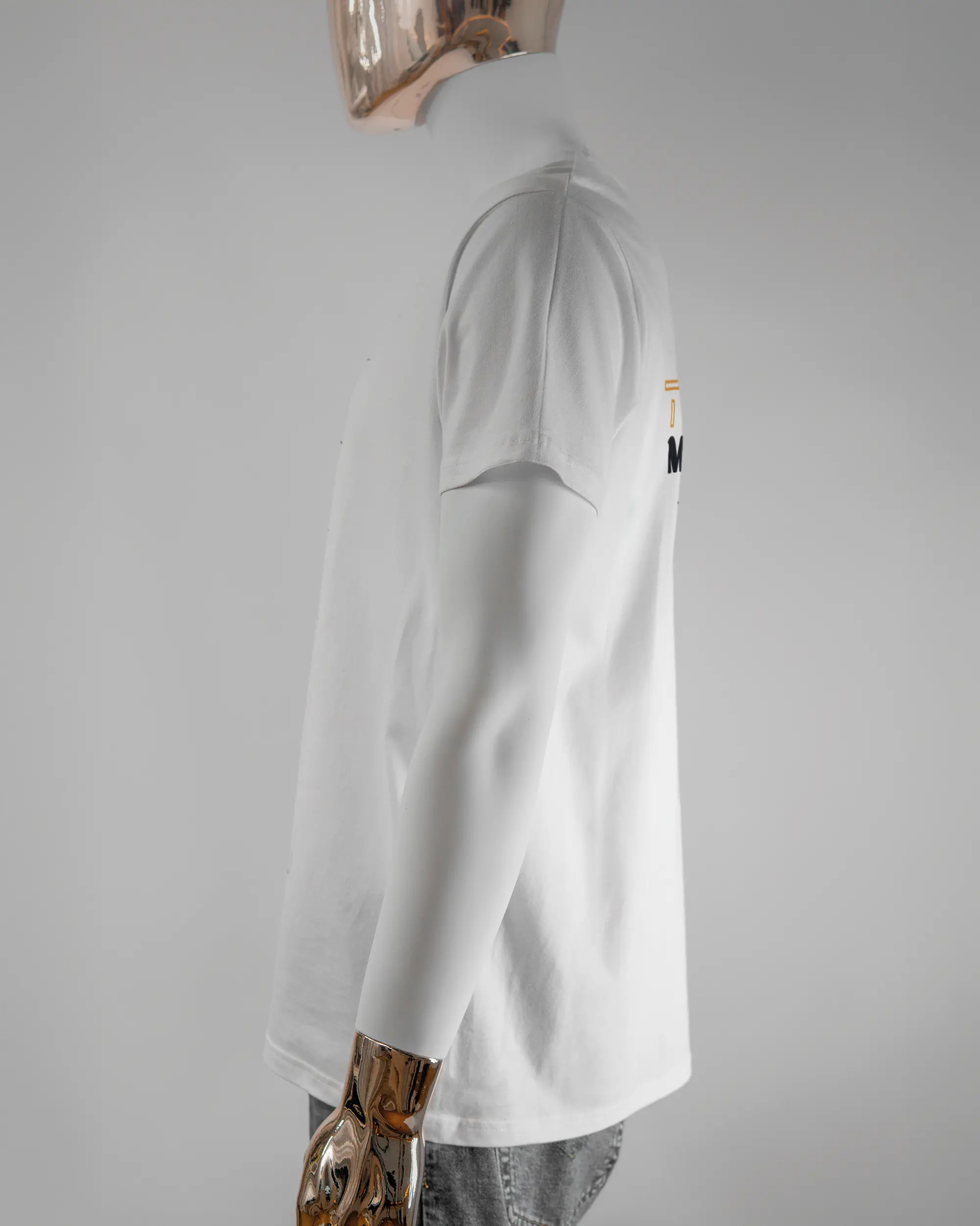 Seitenansicht des Basic Unisex T-Shirt Soft von Maondo mit dem Design Tracht mit dir hinten in der Farbe White und in der Größe L getragen von einer maskulinen Puppe
