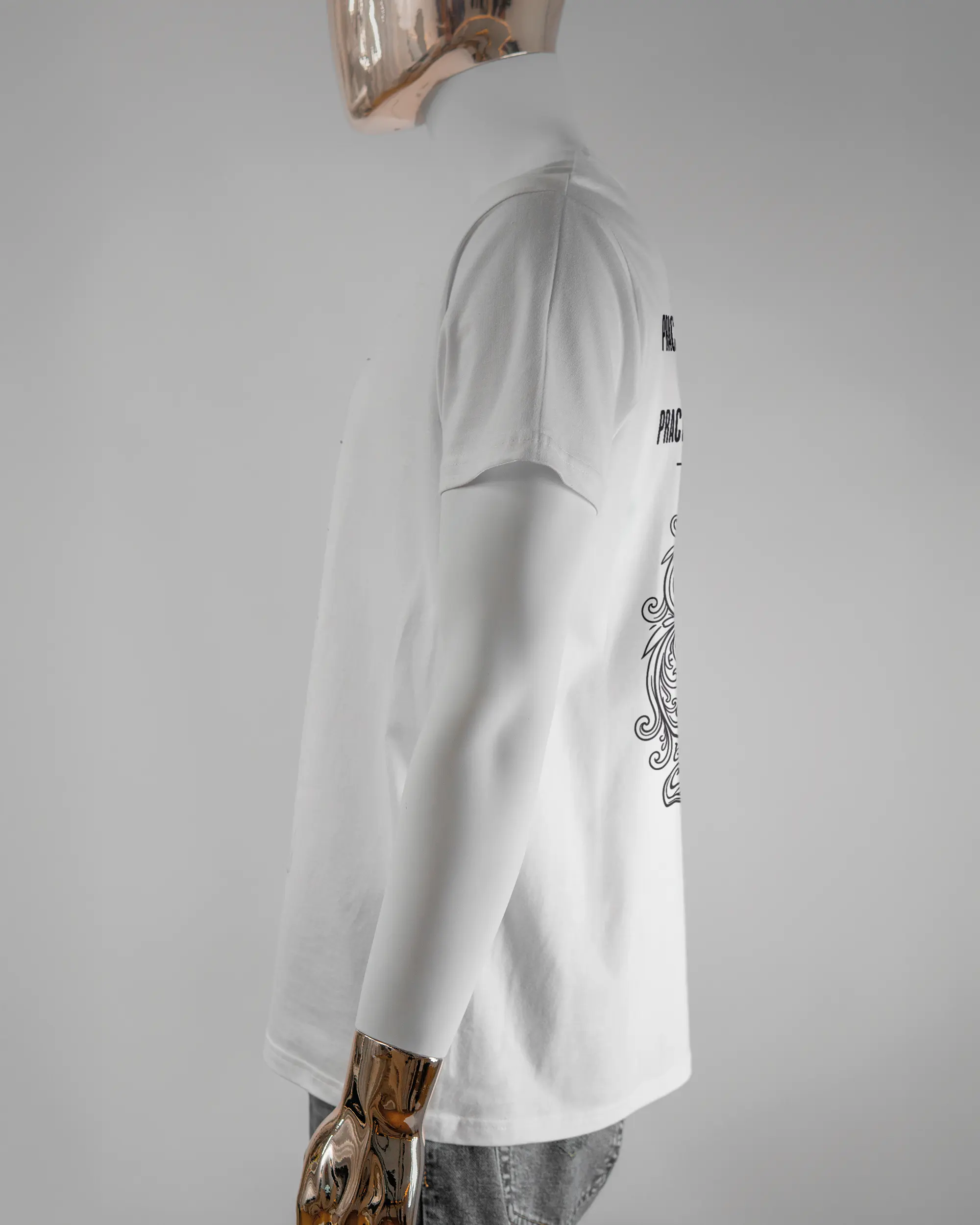 Seitenansicht des Basic Unisex T-Shirt Soft von Maondo mit dem Design Trachtentanz hinten in der Farbe White und in der Größe L getragen von einer maskulinen Puppe