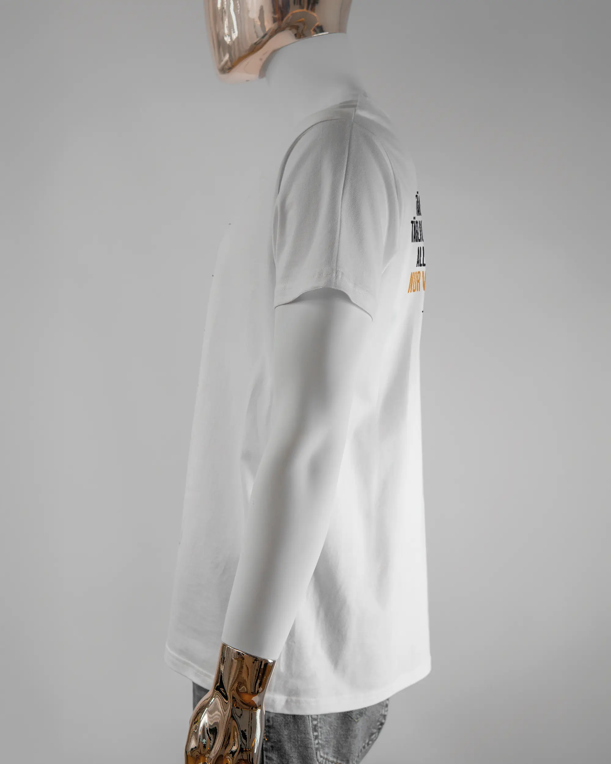 Seitenansicht des Basic Unisex T-Shirt Soft von Maondo mit dem Design Wegzeug hinten in der Farbe White und in der Größe L getragen von einer maskulinen Puppe