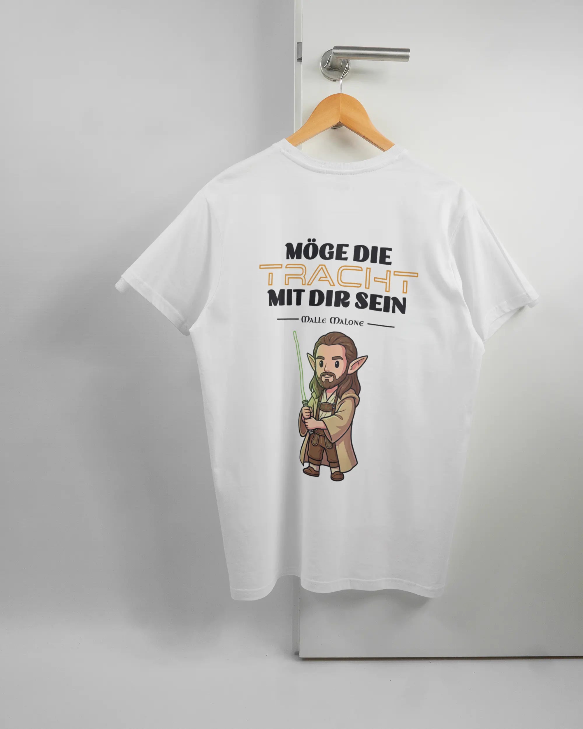 Rückseite des Basic Unisex T-Shirt Soft von Maondo mit dem Design Tracht mit dir in der Farbe White und in der Größe L auf einem Bügel an der Türklinke aufgehängt