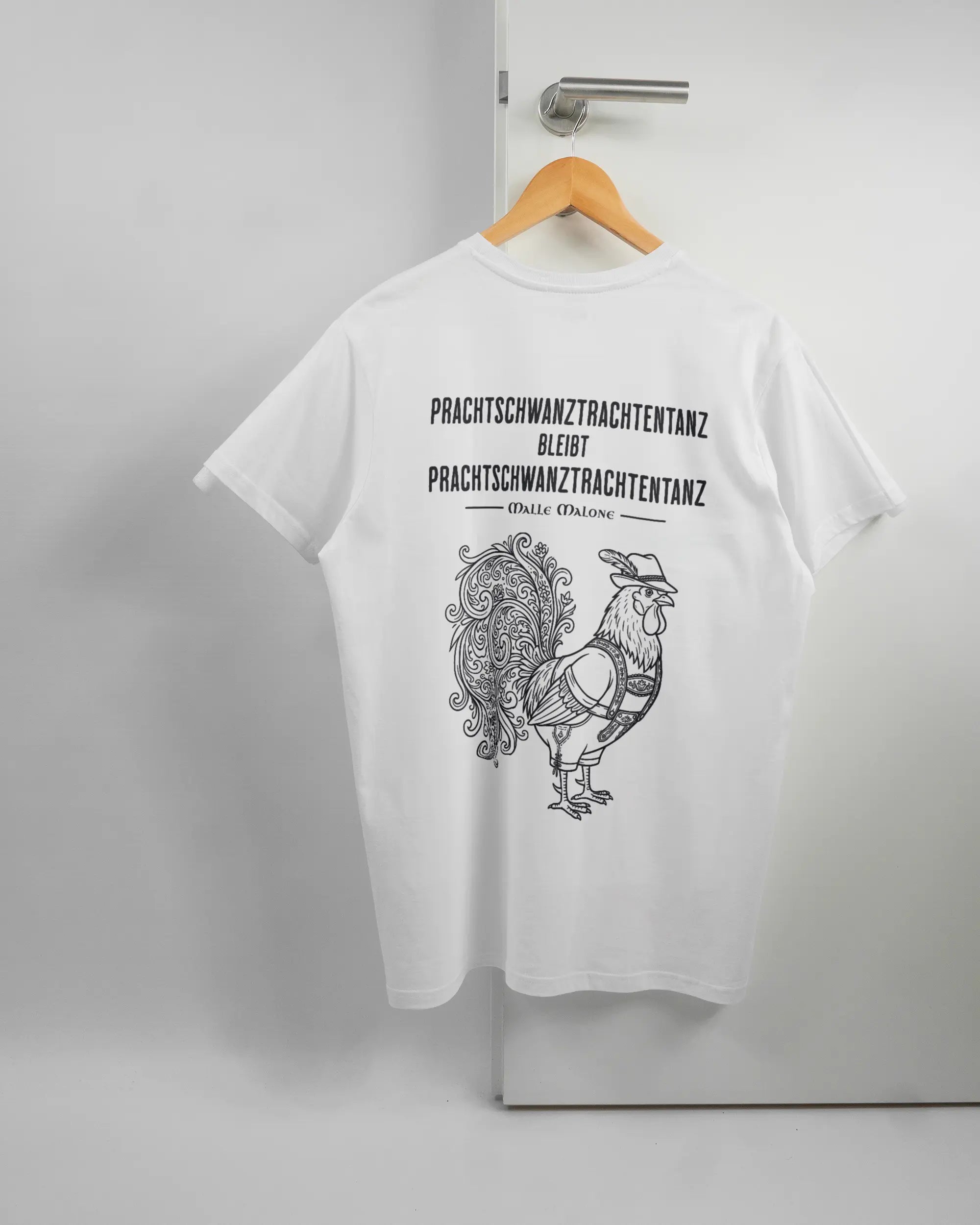 Rückseite des Basic Unisex T-Shirt Soft von Maondo mit dem Design Trachtentanz in der Farbe White und in der Größe L auf einem Bügel an der Türklinke aufgehängt