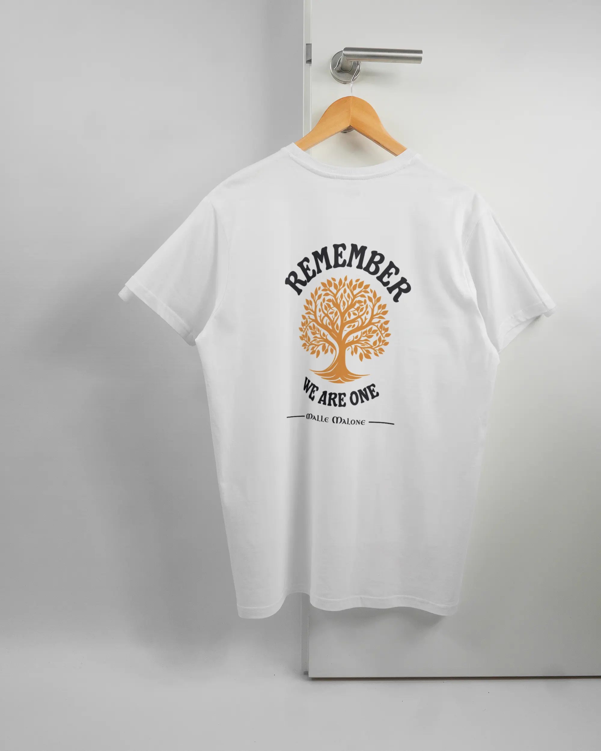 Rückseite des Basic Unisex T-Shirt Soft von Maondo mit dem Design We are one in der Farbe White und in der Größe L auf einem Bügel an der Türklinke aufgehängt
