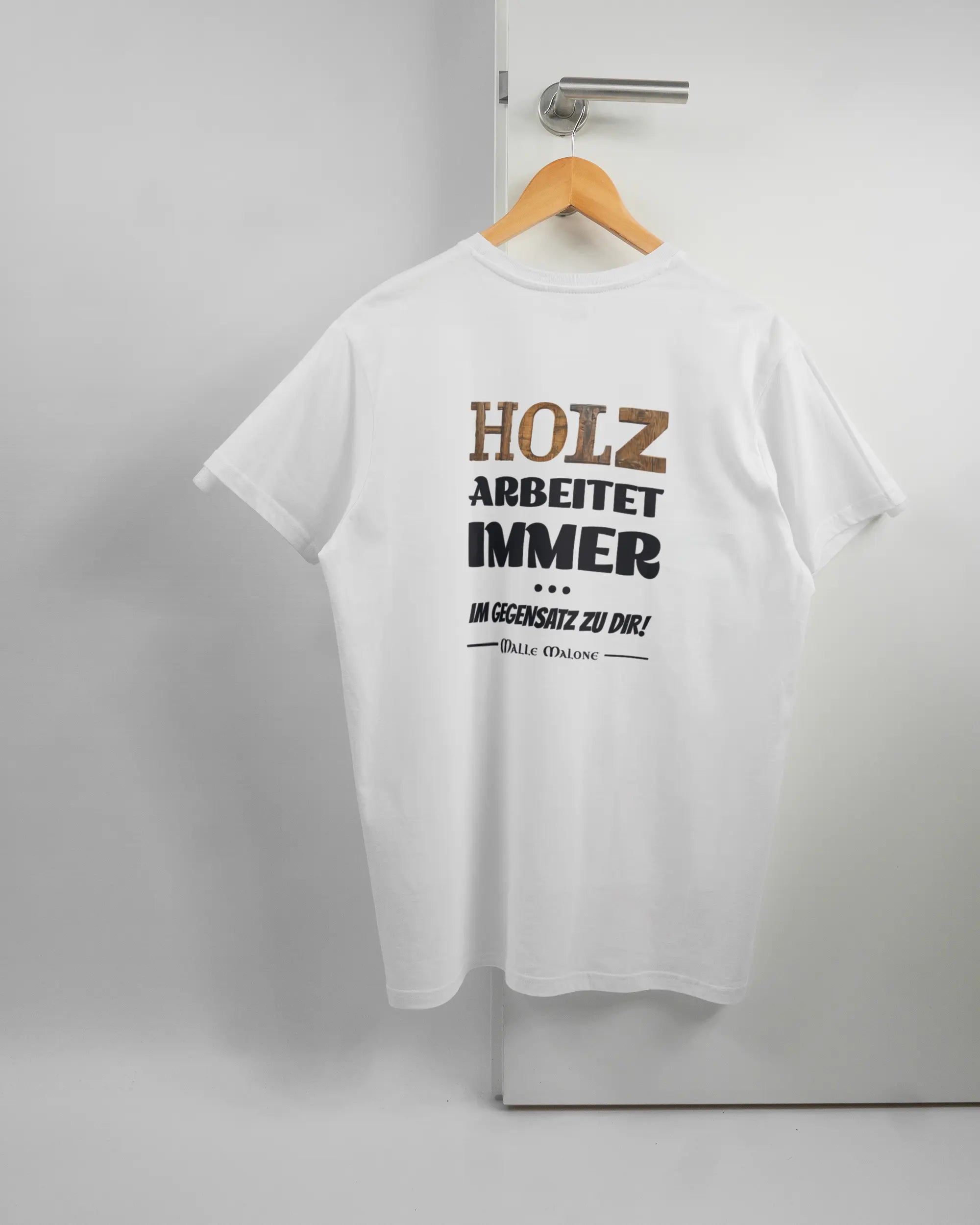 Rückseite des Basic Unisex T-Shirt Soft von Maondo mit dem Design Holzarbeit in der Farbe White und in der Größe L auf einem Bügel an der Türklinke aufgehängt