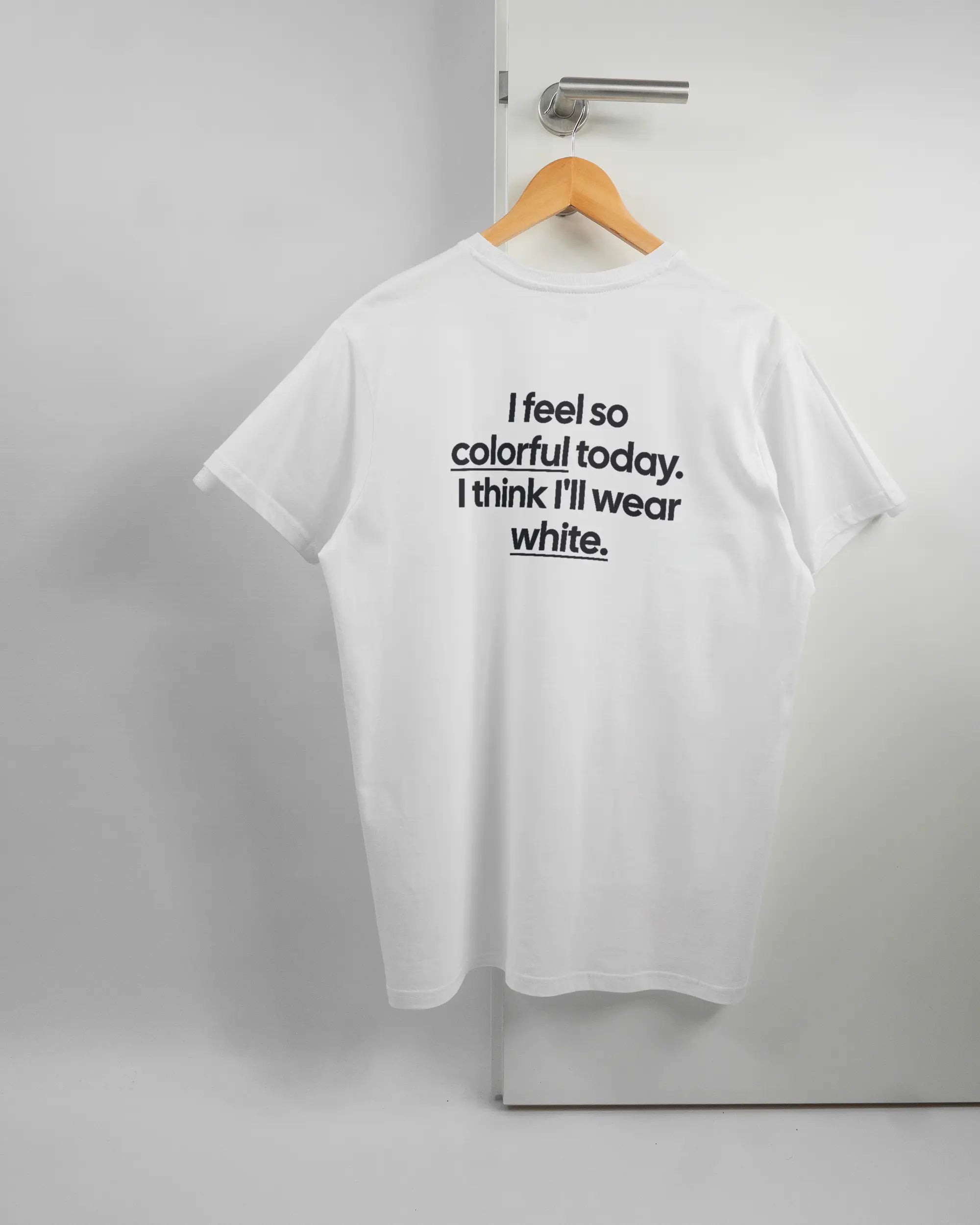 Rückseite des Basic Unisex T-Shirt Slim von Maondo mit dem Design Colorful Day in der Farbe White und in der Größe L auf einem Bügel an der Türklinke aufgehängt