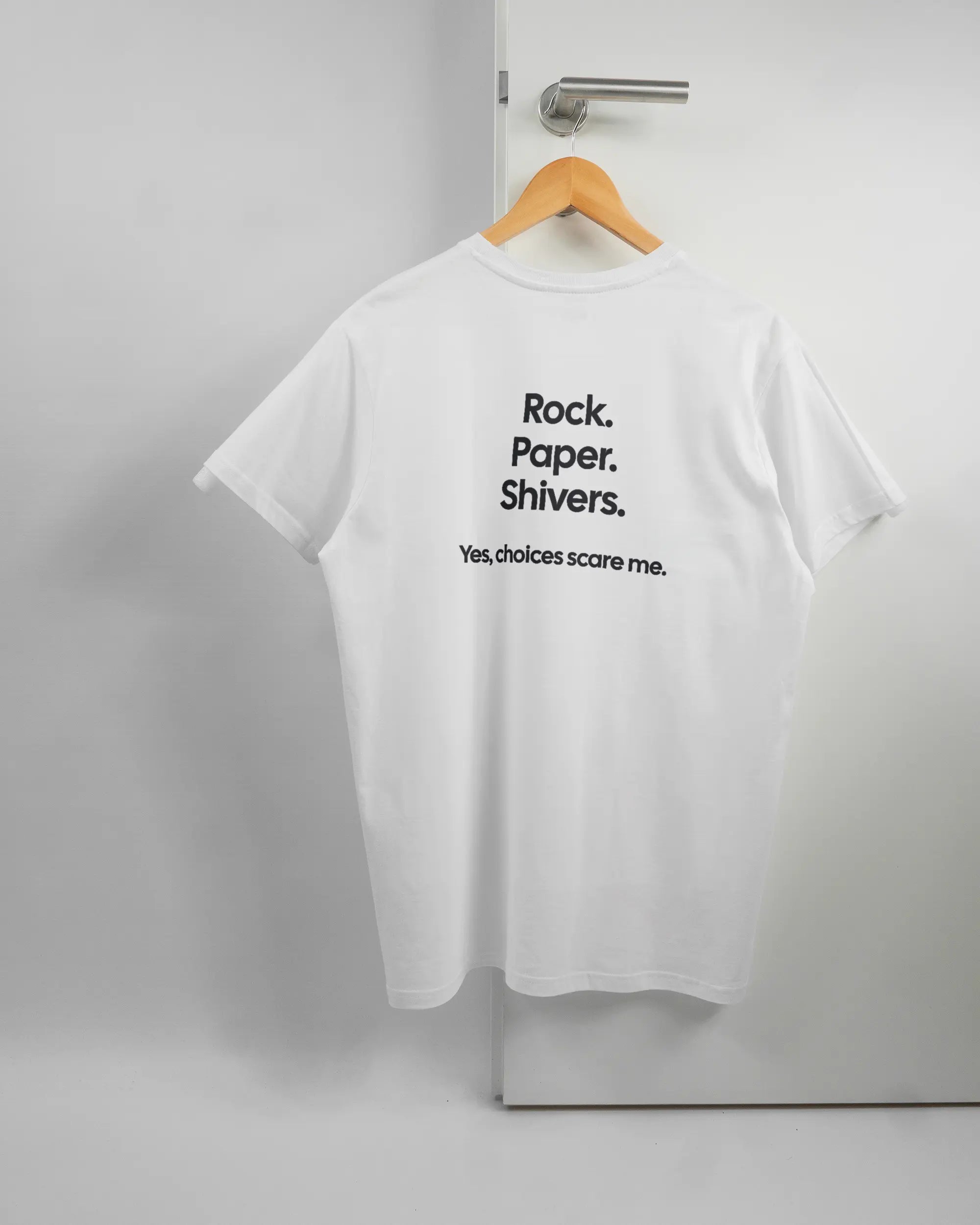 Rückseite des Basic Unisex T-Shirt Soft von Maondo mit dem Design Rock Paper Shivers in der Farbe White und in der Größe L auf einem Bügel an der Türklinke aufgehängt