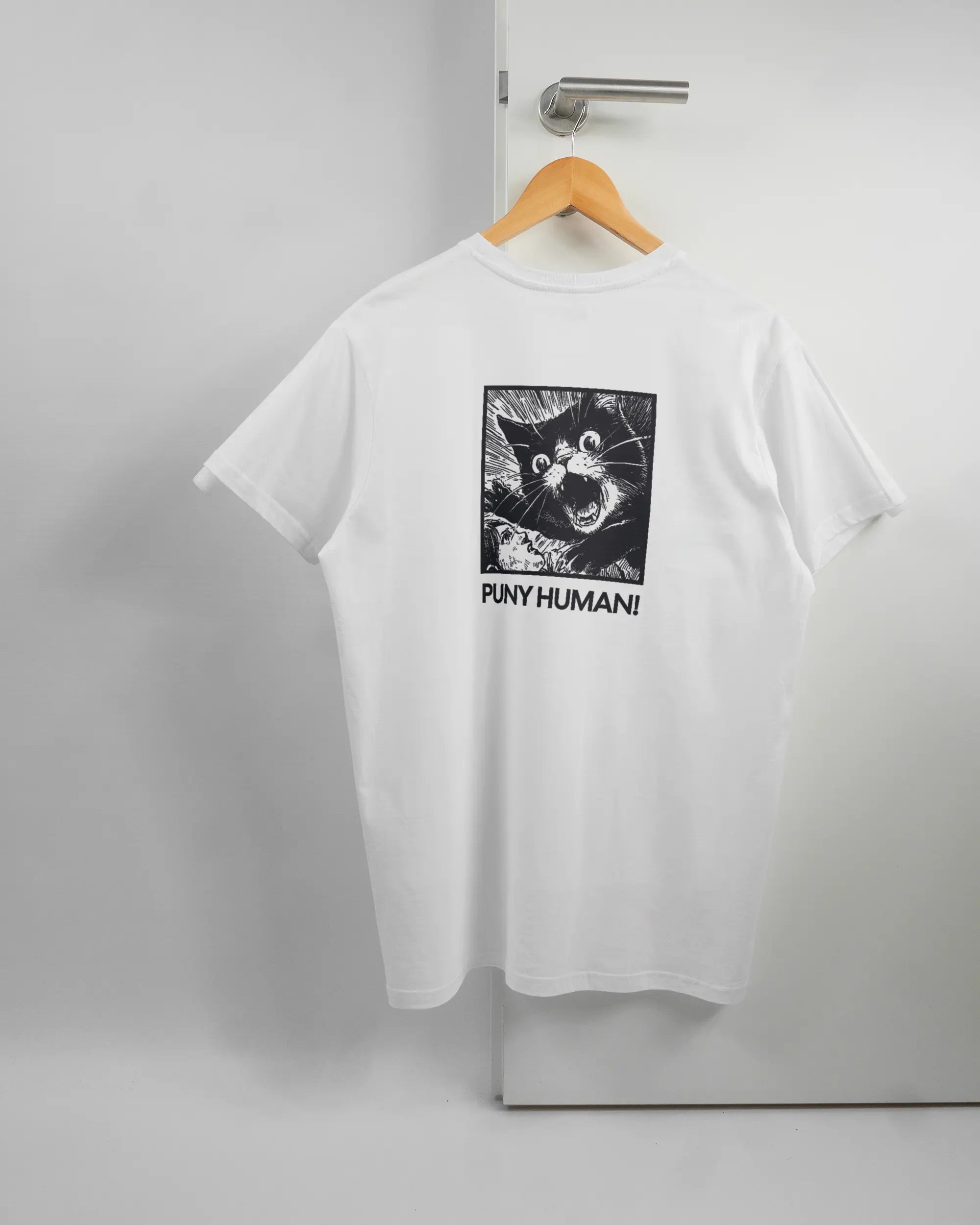 Rückseite des Basic Unisex T-Shirt Soft von Maondo mit dem Design Puny Human in der Farbe White und in der Größe L auf einem Bügel an der Türklinke aufgehängt