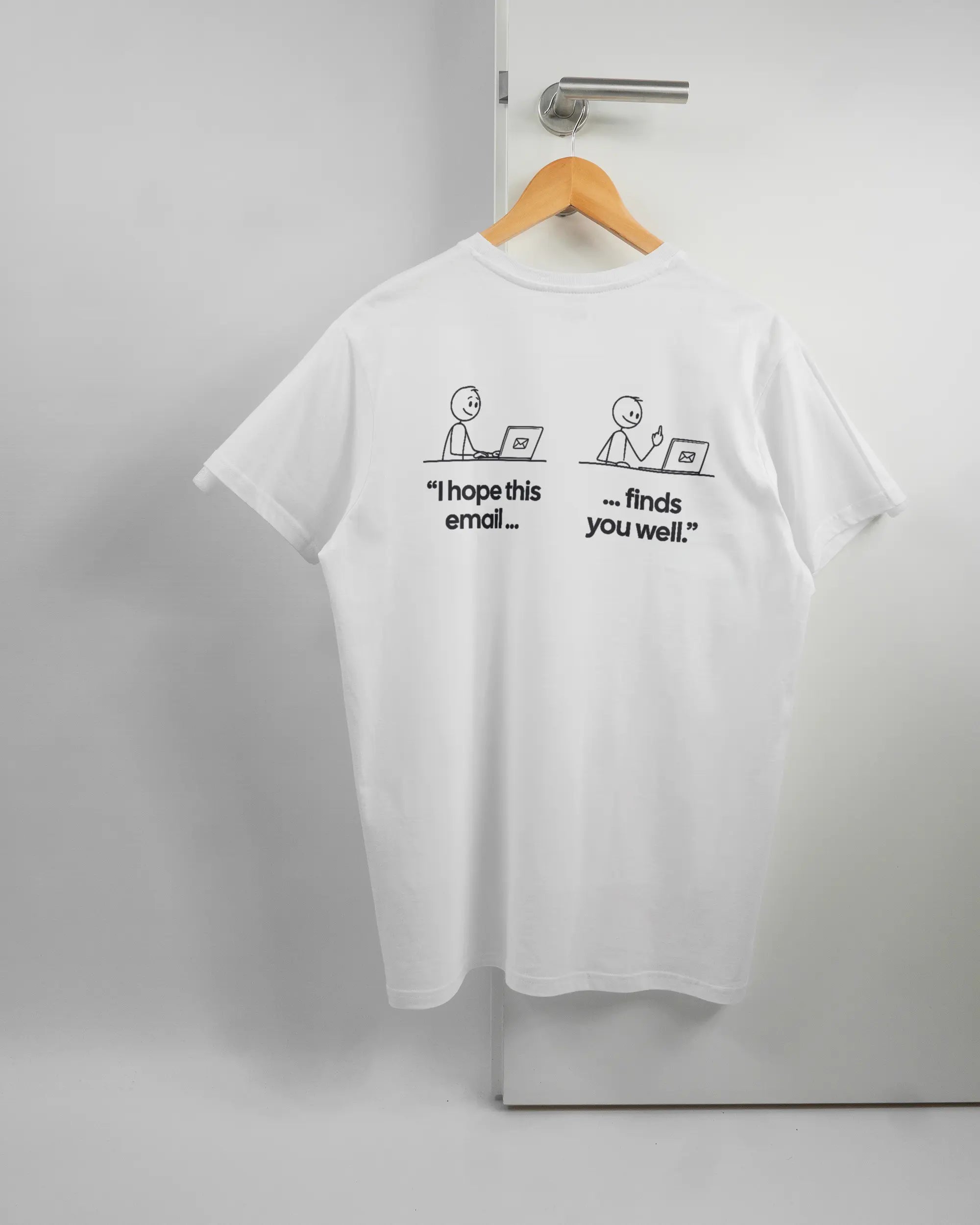 Rückseite des Basic Unisex T-Shirt Soft von Maondo mit dem Design Found me not well in der Farbe White und in der Größe L auf einem Bügel an der Türklinke aufgehängt