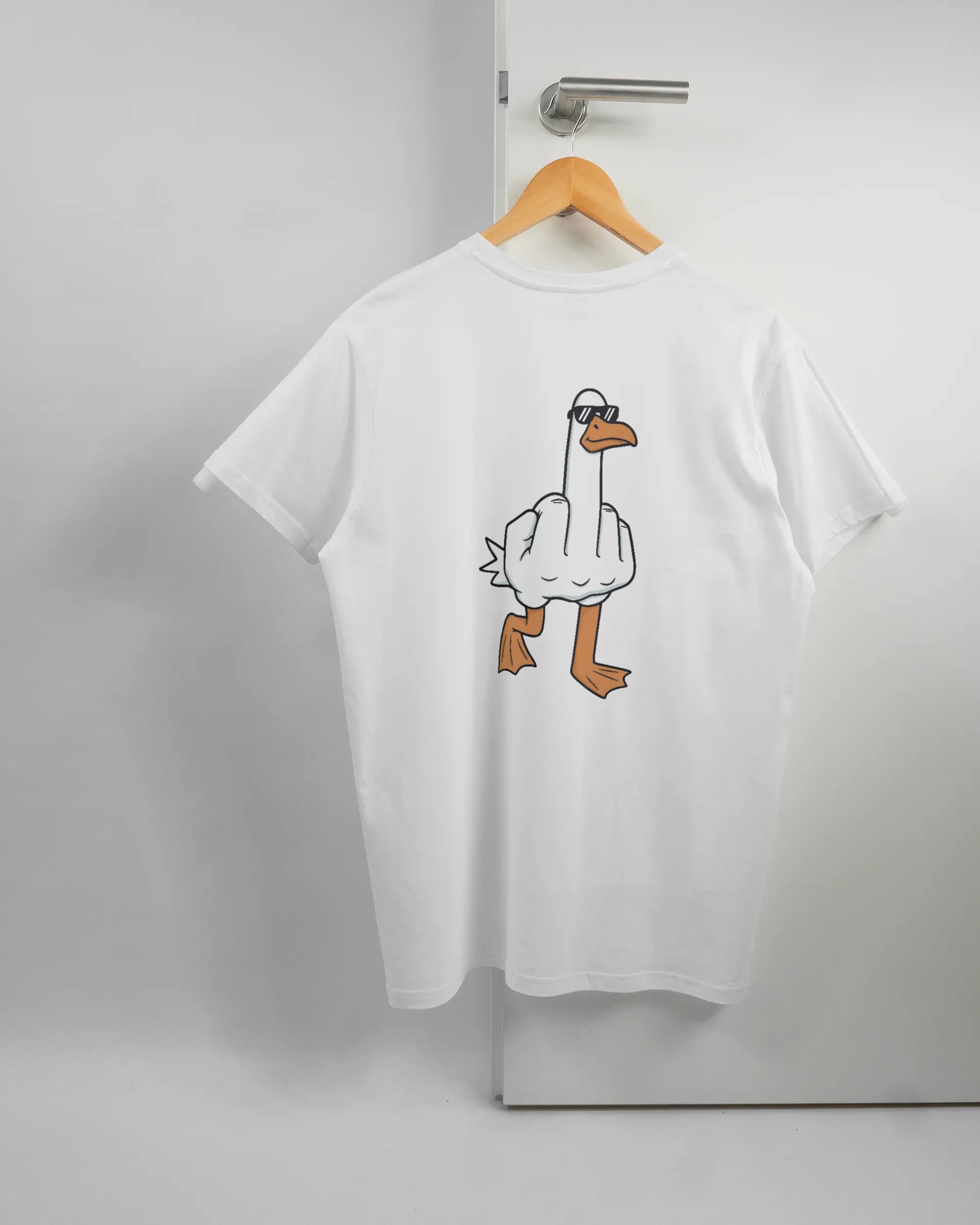 Rückseite des Basic Unisex T-Shirt Soft von Maondo mit dem Design I give a duck in der Farbe White und in der Größe L auf einem Bügel an der Türklinke aufgehängt