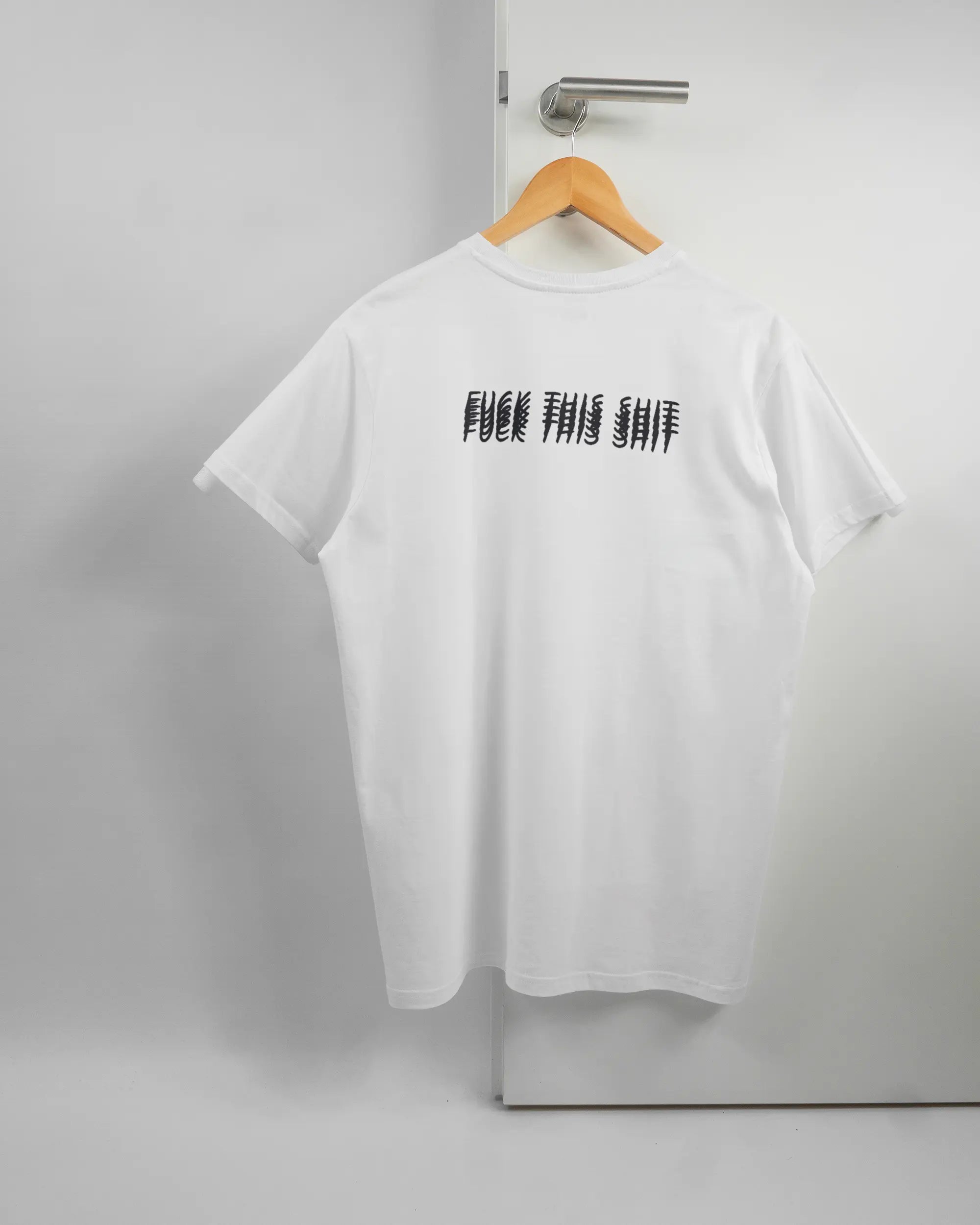 Rückseite des Basic Unisex T-Shirt Soft von Maondo mit dem Design Hidden Message in der Farbe White und in der Größe L auf einem Bügel an der Türklinke aufgehängt