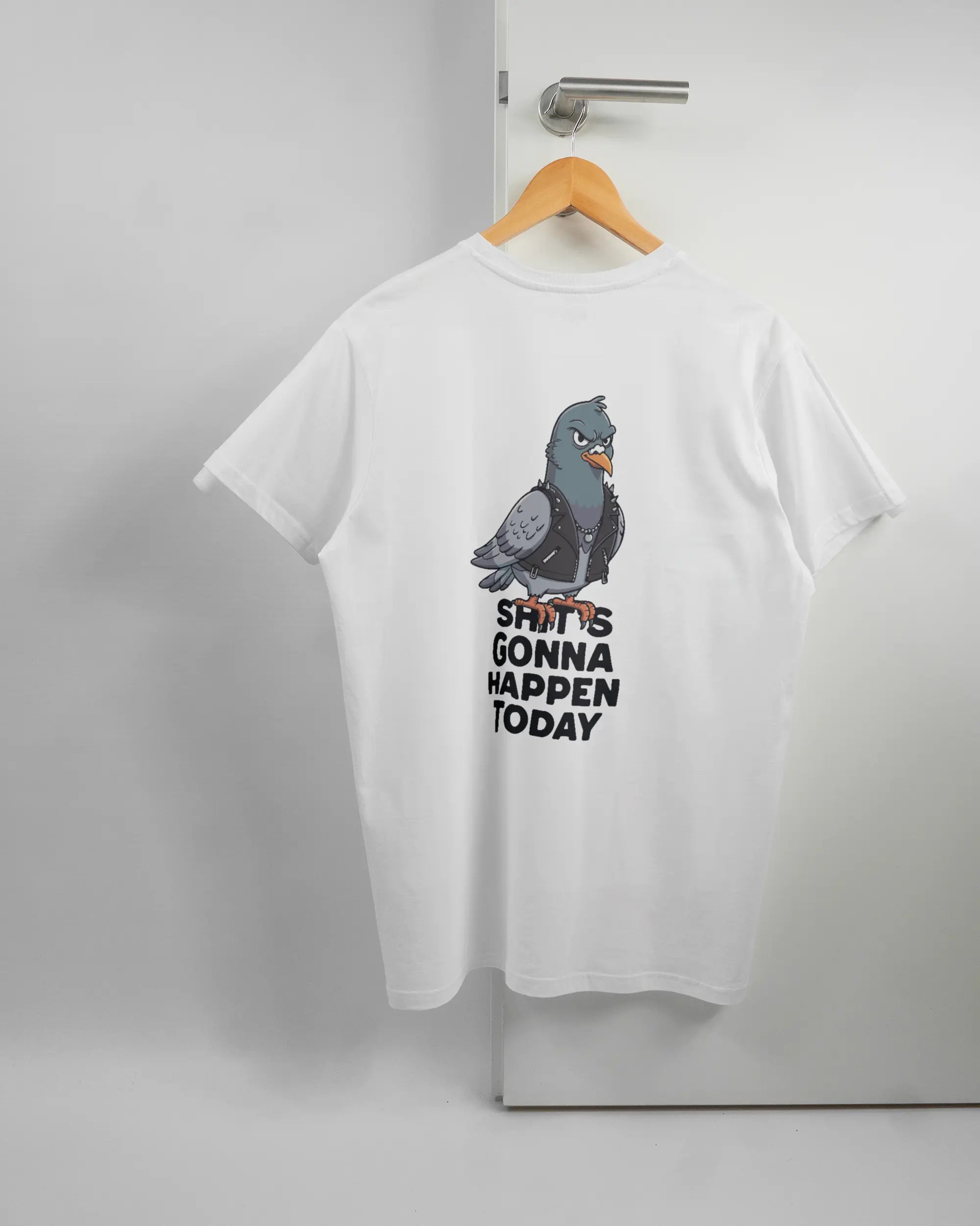 Rückseite des Basic Unisex T-Shirt Soft von Maondo mit dem Design Pigeon Pun in der Farbe White und in der Größe L auf einem Bügel an der Türklinke aufgehängt