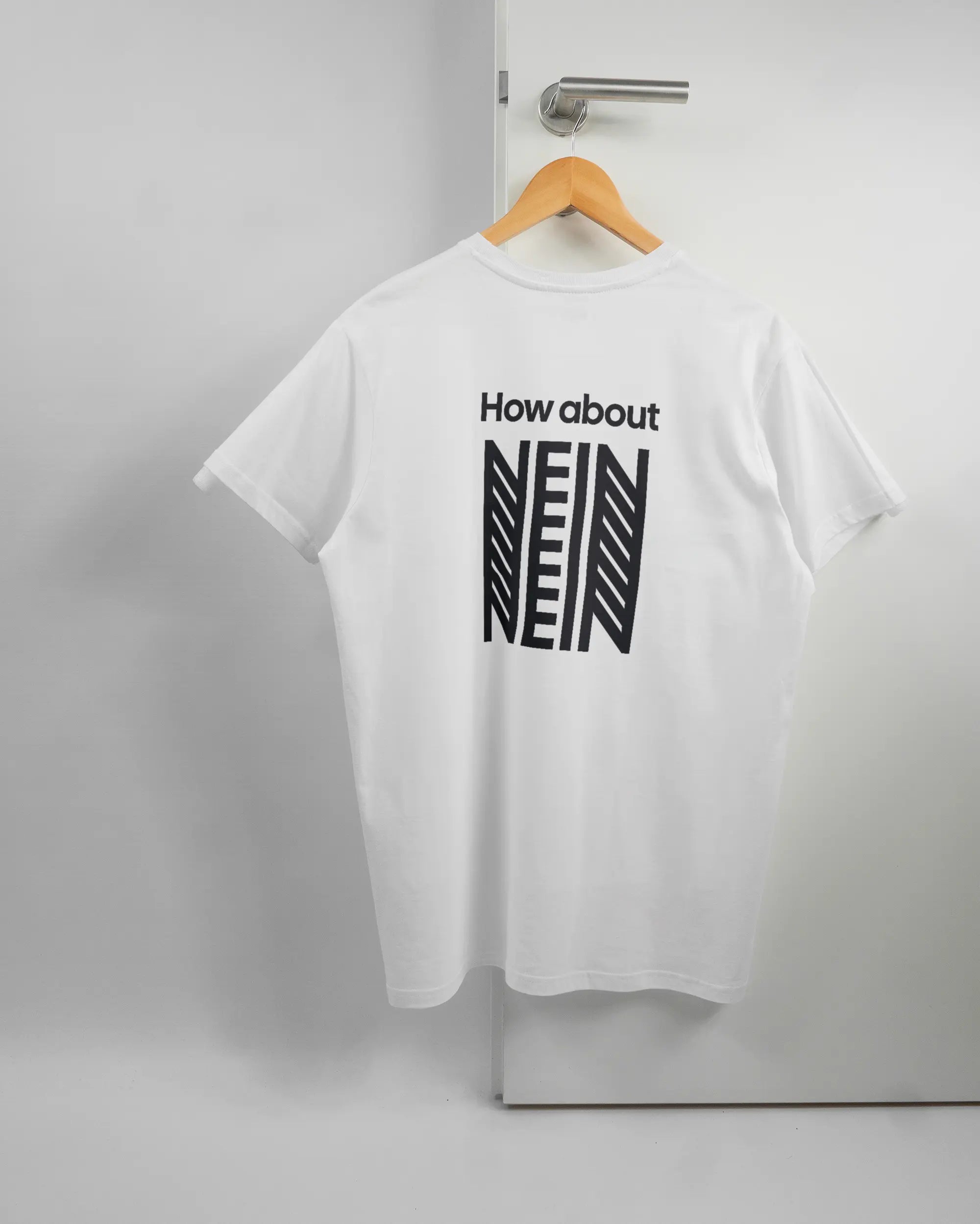 Rückseite des Basic Unisex T-Shirt Soft von Maondo mit dem Design How about nein in der Farbe White und in der Größe L auf einem Bügel an der Türklinke aufgehängt