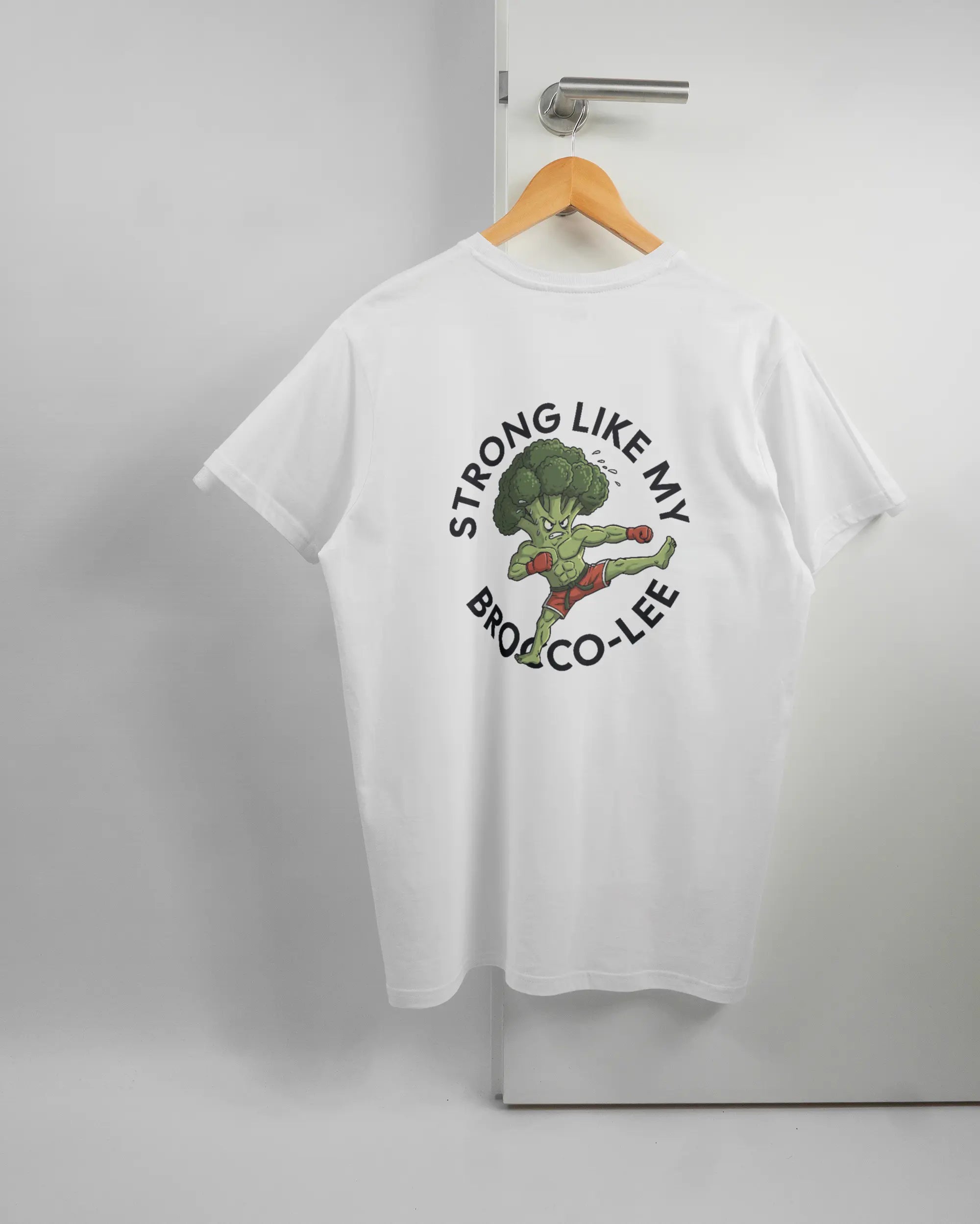 Rückseite des Basic Unisex T-Shirt Soft von Maondo mit dem Design Brocco-Lee in der Farbe White und in der Größe L auf einem Bügel an der Türklinke aufgehängt