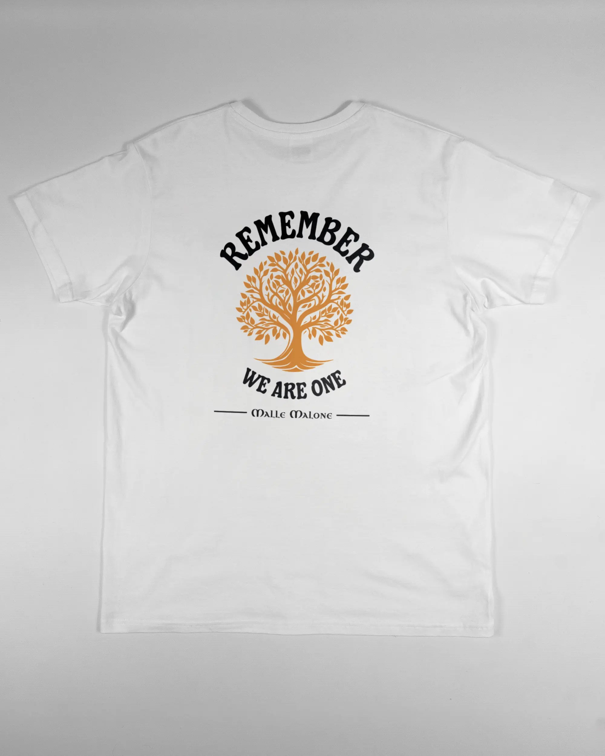 Rückseite des Basic Unisex T-Shirt Soft von Maondo mit dem Design We are one in der Farbe White und in der Größe L flach auf den Boden gelegt