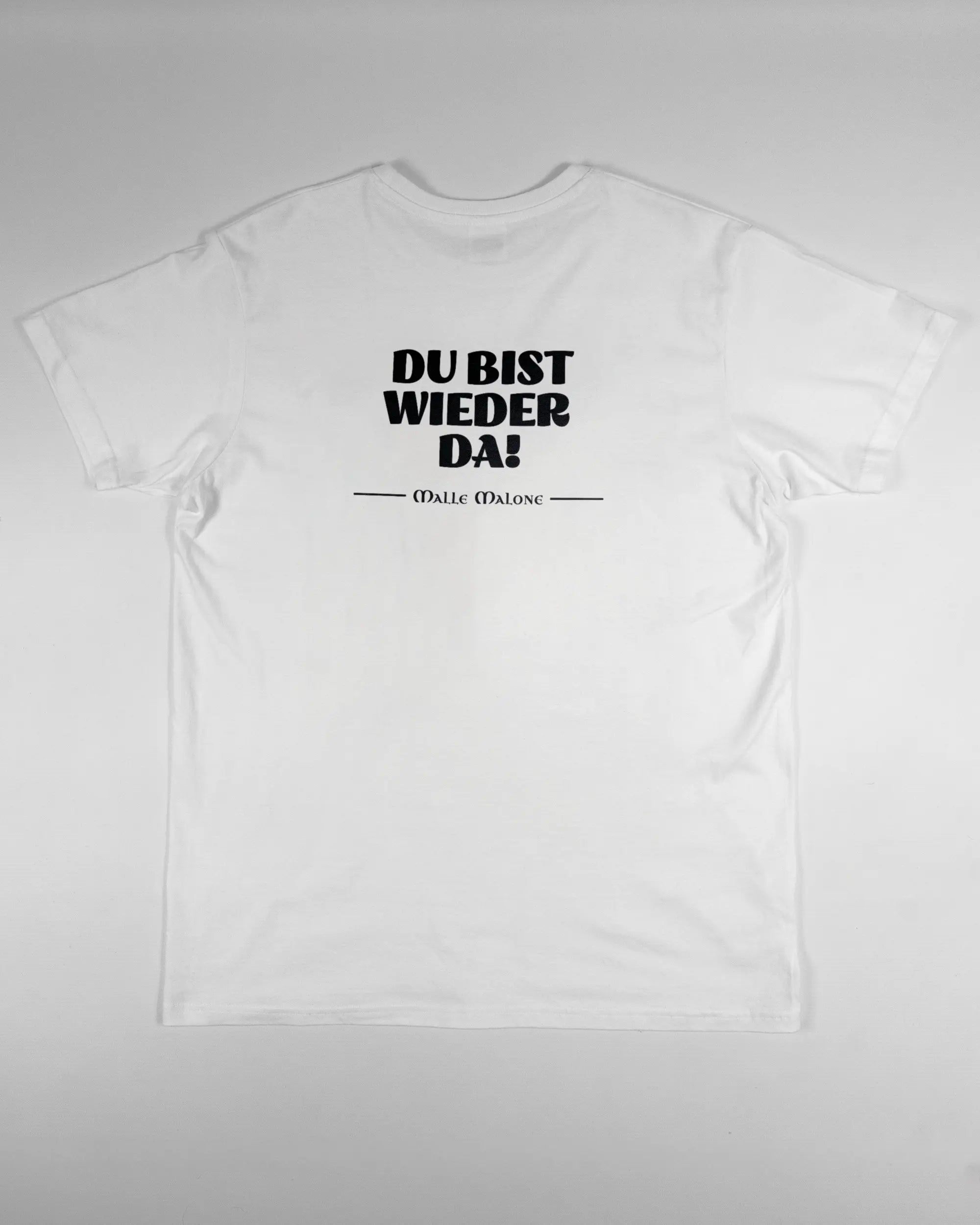 Rückseite des Basic Unisex T-Shirt Soft von Maondo mit dem Design Wieder da in der Farbe White und in der Größe L flach auf den Boden gelegt