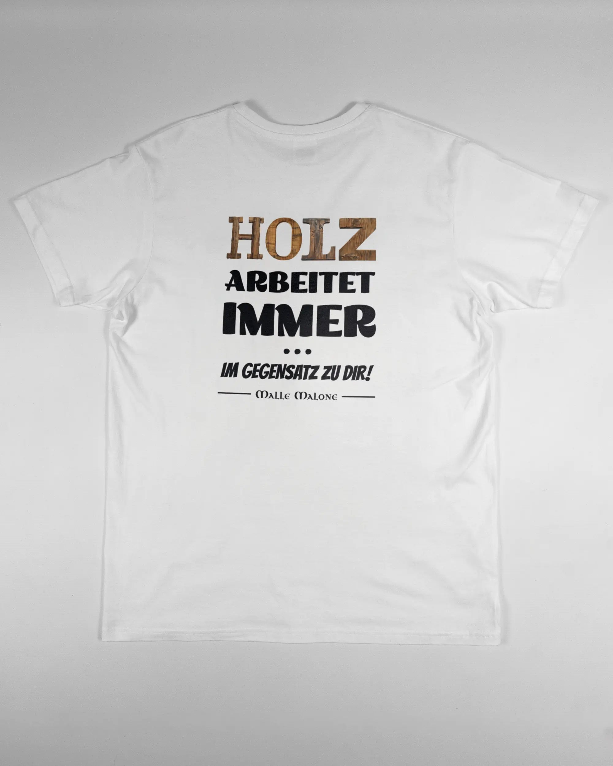 Rückseite des Basic Unisex T-Shirt Soft von Maondo mit dem Design Holzarbeit in der Farbe White und in der Größe L flach auf den Boden gelegt