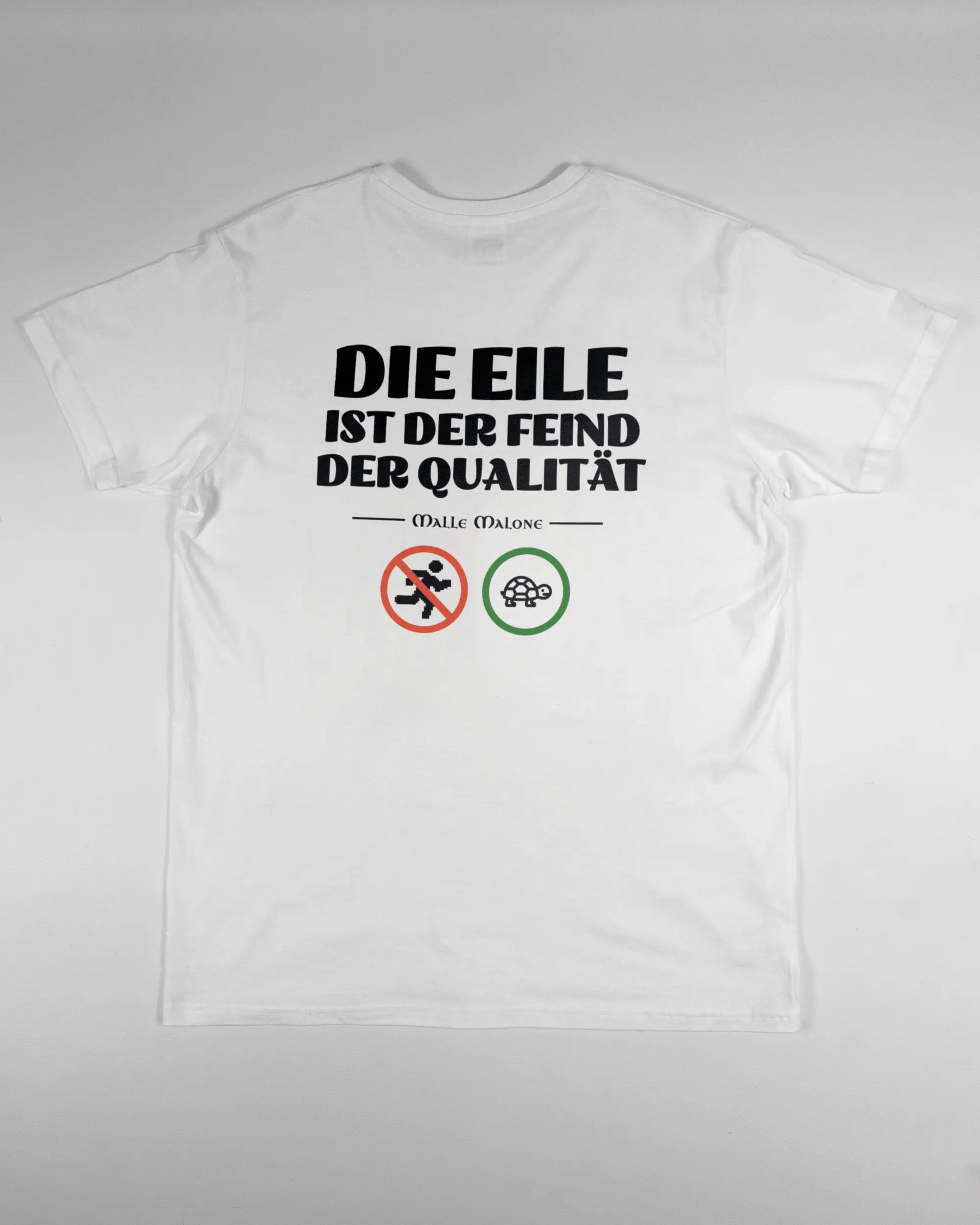 Rückseite des Basic Unisex T-Shirt Soft von Maondo mit dem Design Keine Eile in der Farbe White und in der Größe L flach auf den Boden gelegt