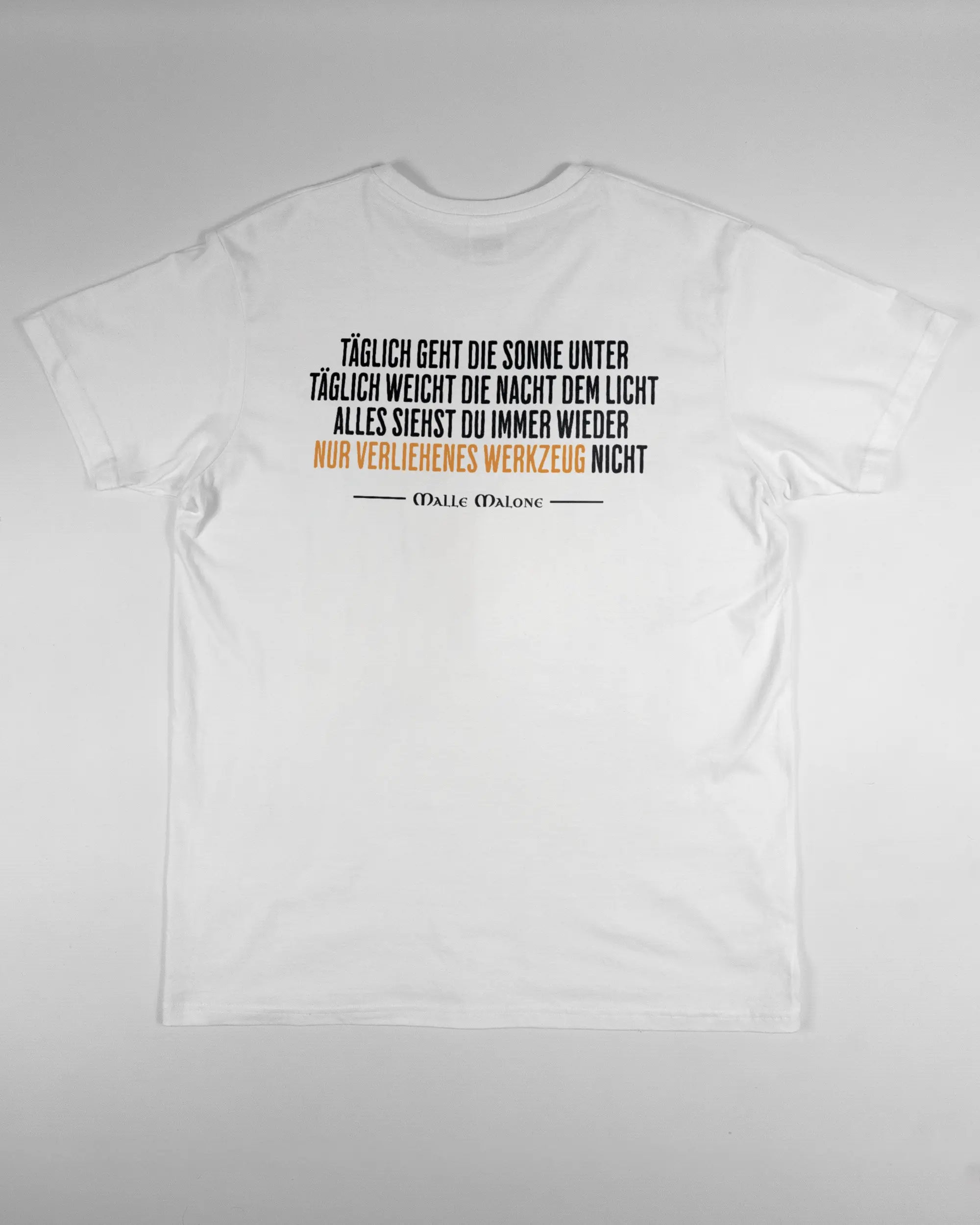 Rückseite des Basic Unisex T-Shirt Soft von Maondo mit dem Design Wegzeug in der Farbe White und in der Größe L flach auf den Boden gelegt