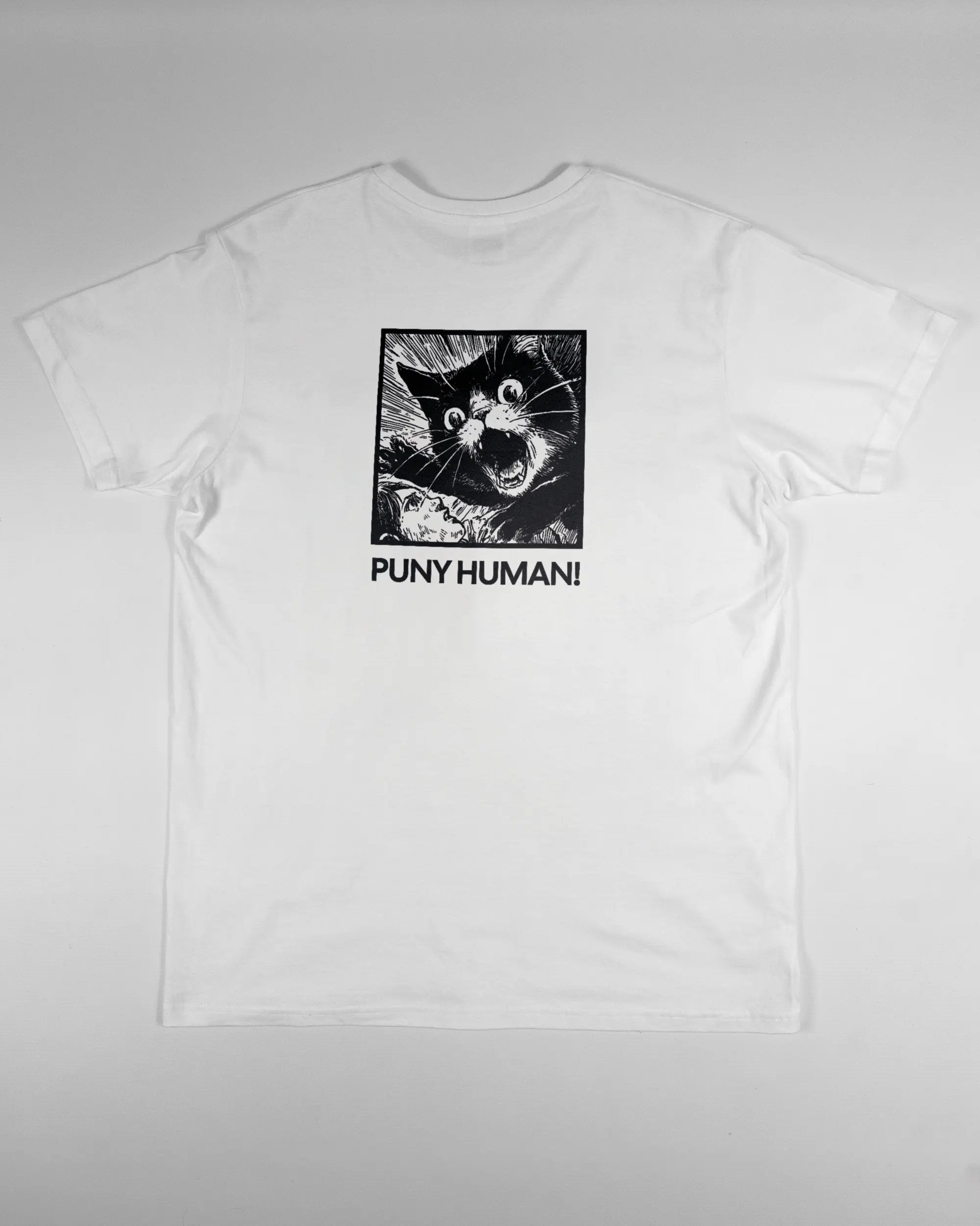 Rückseite des Basic Unisex T-Shirt Soft von Maondo mit dem Design Puny Human in der Farbe White und in der Größe L flach auf den Boden gelegt