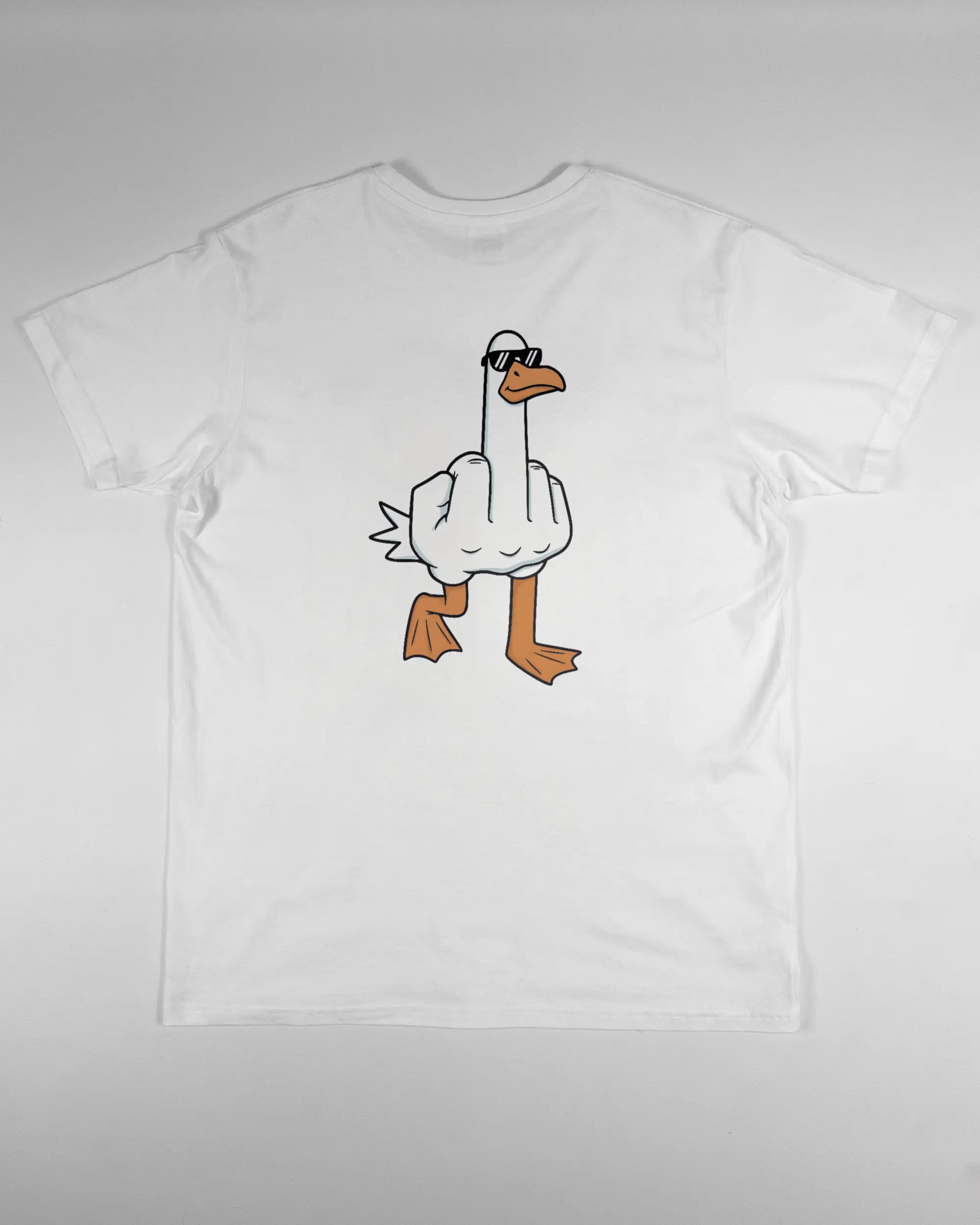 Rückseite des Basic Unisex T-Shirt Soft von Maondo mit dem Design I give a duck in der Farbe White und in der Größe L flach auf den Boden gelegt