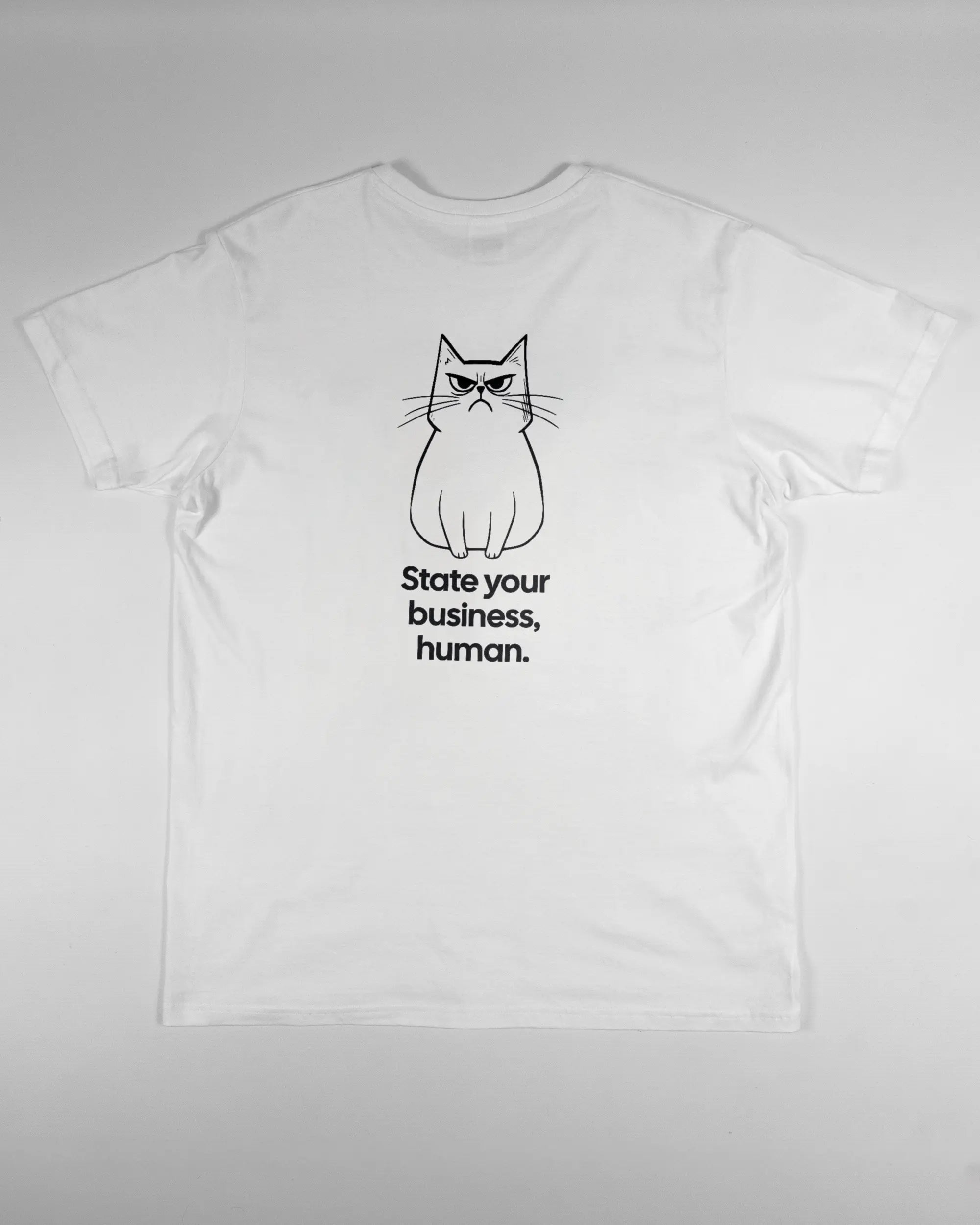 Rückseite des Basic Unisex T-Shirt Soft von Maondo mit dem Design Grumpy Purr in der Farbe White und in der Größe L flach auf den Boden gelegt