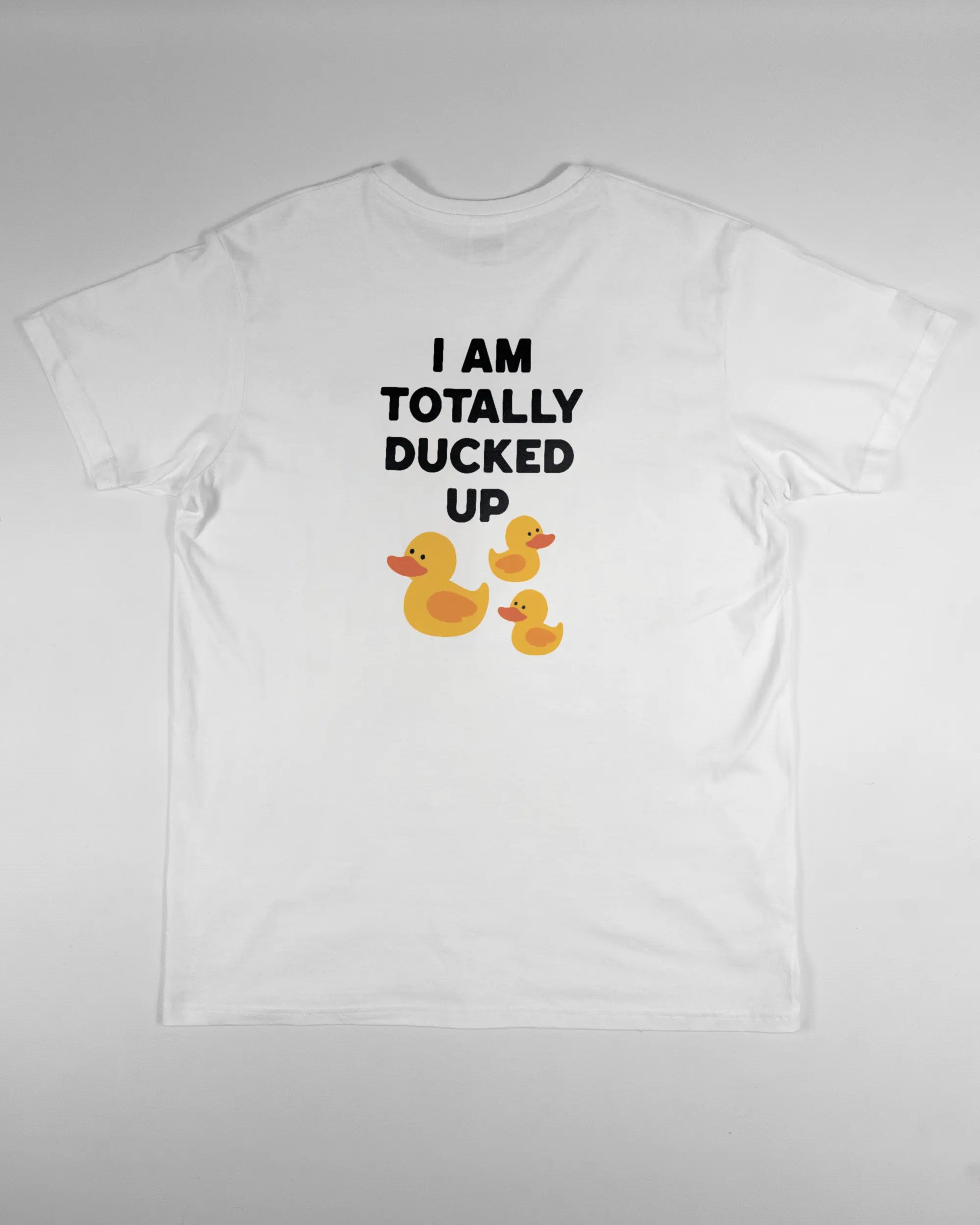 Rückseite des Basic Unisex T-Shirt Soft von Maondo mit dem Design Ducked Up in der Farbe White und in der Größe L flach auf den Boden gelegt