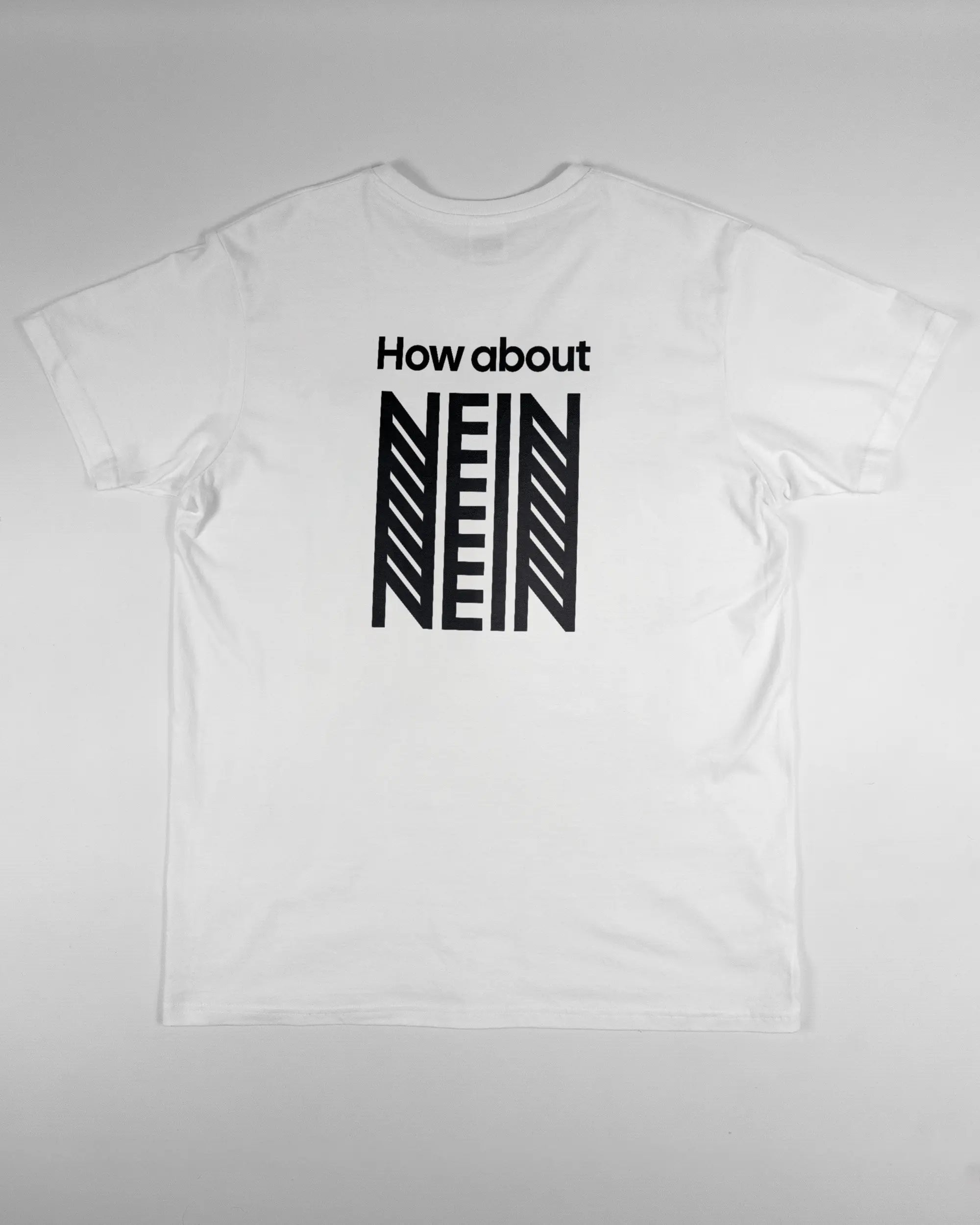 Rückseite des Basic Unisex T-Shirt Soft von Maondo mit dem Design How about nein in der Farbe White und in der Größe L flach auf den Boden gelegt