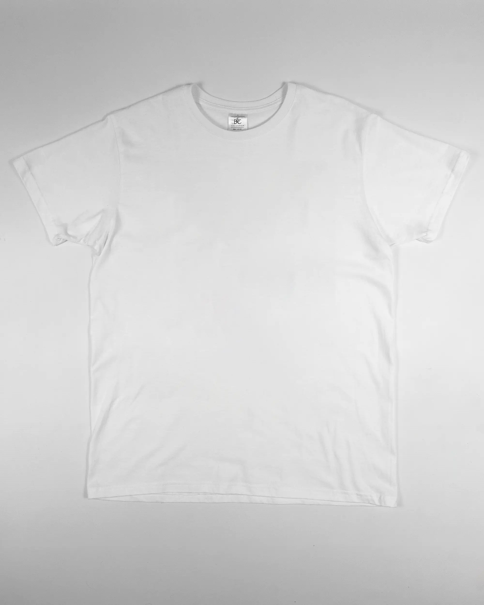 Vorderseite des Basic Unisex T-Shirt Slim von Maondo ohne Motiv in der Farbe White und in der Größe L flach auf den Boden gelegt