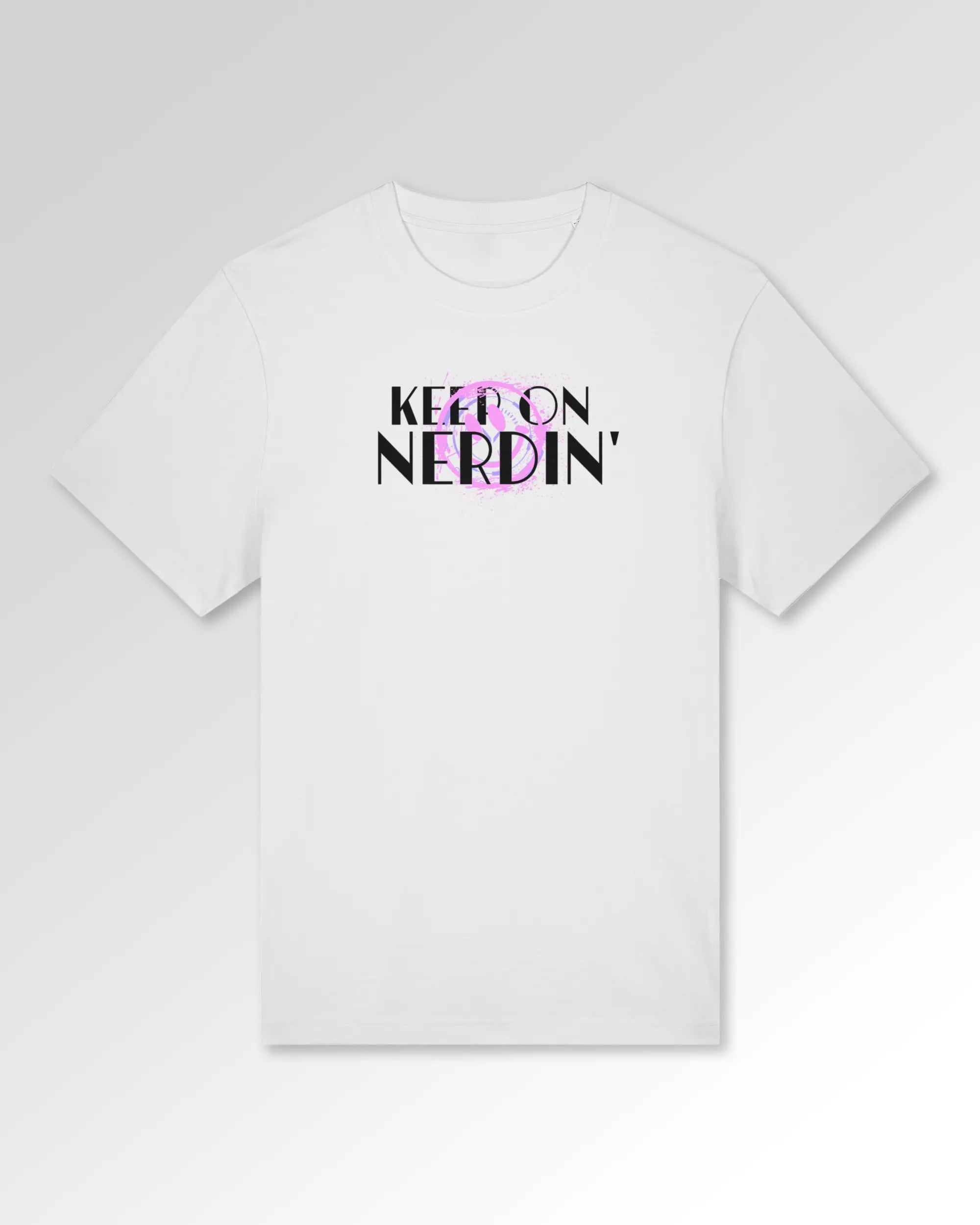 Packshot der primären Druckseite des Organic Unisex T-Shirts von Maondo im Relaxed Fit mit dem Design Nerd Engine in der Farbe White