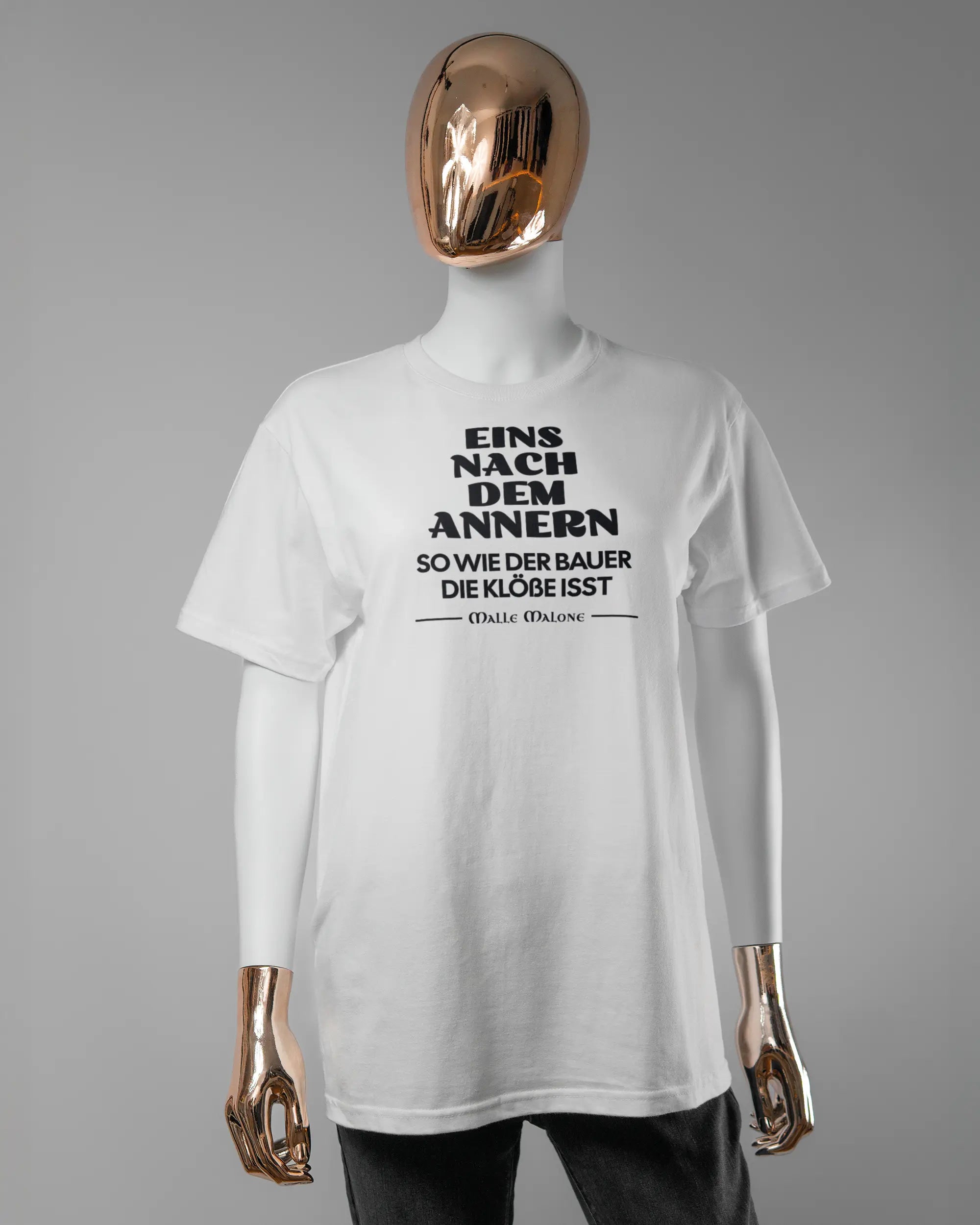 Vorderseite des Basic Unisex T-Shirt Soft von Maondo mit dem Design Eins nach dem Annern in der Farbe White und in der Größe S getragen von einer femininen Puppe