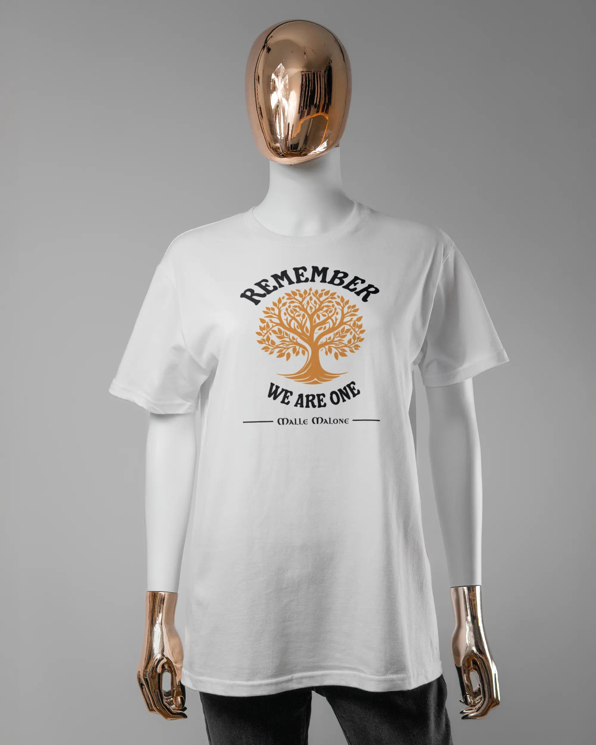 Vorderseite des Basic Unisex T-Shirt Soft von Maondo mit dem Design We are one in der Farbe White und in der Größe S getragen von einer femininen Puppe