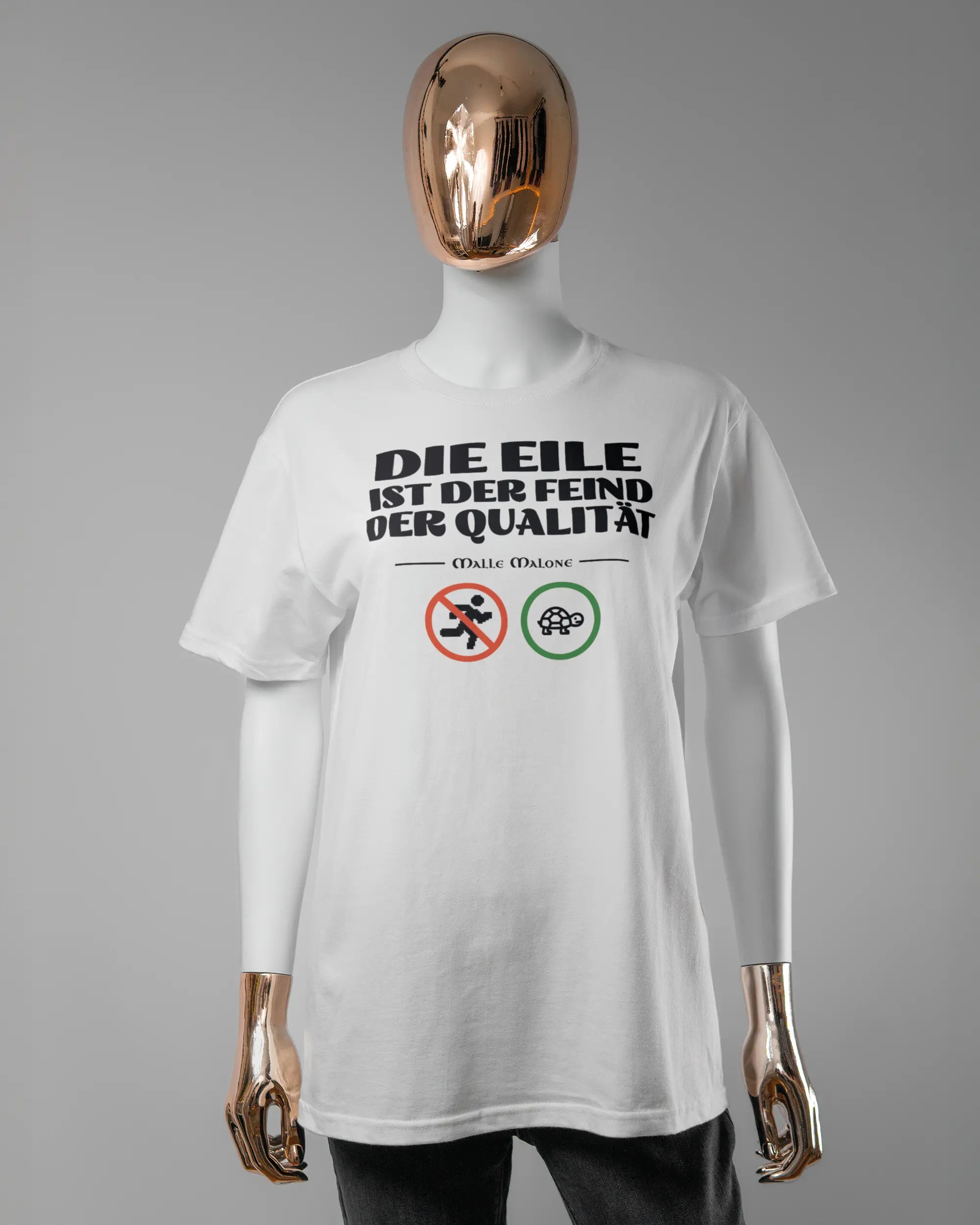 Vorderseite des Basic Unisex T-Shirt Soft von Maondo mit dem Design Keine Eile in der Farbe White und in der Größe S getragen von einer femininen Puppe