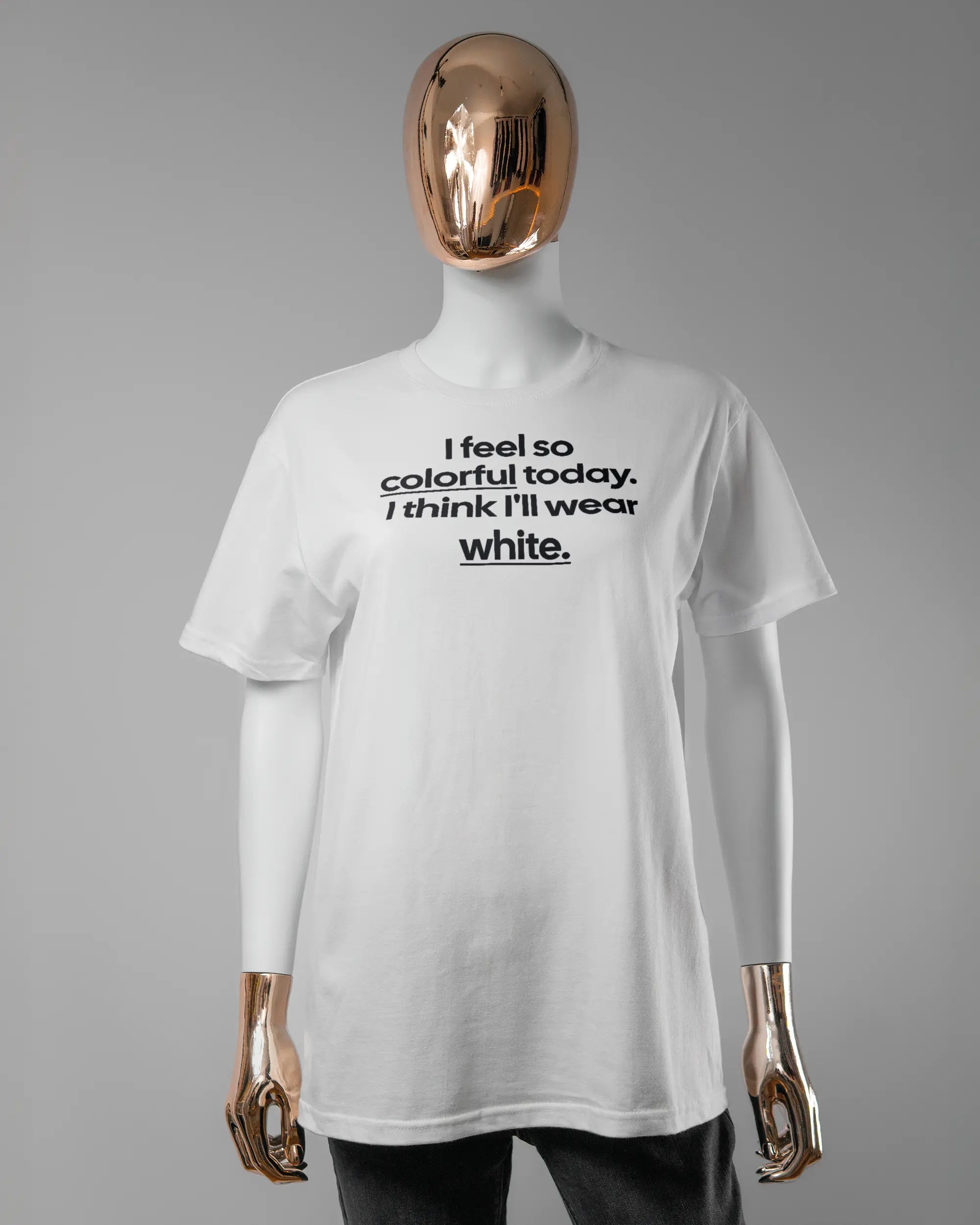 Vorderseite des Basic Unisex T-Shirt Slim von Maondo mit dem Design Colorful Day in der Farbe White und in der Größe S getragen von einer femininen Puppe