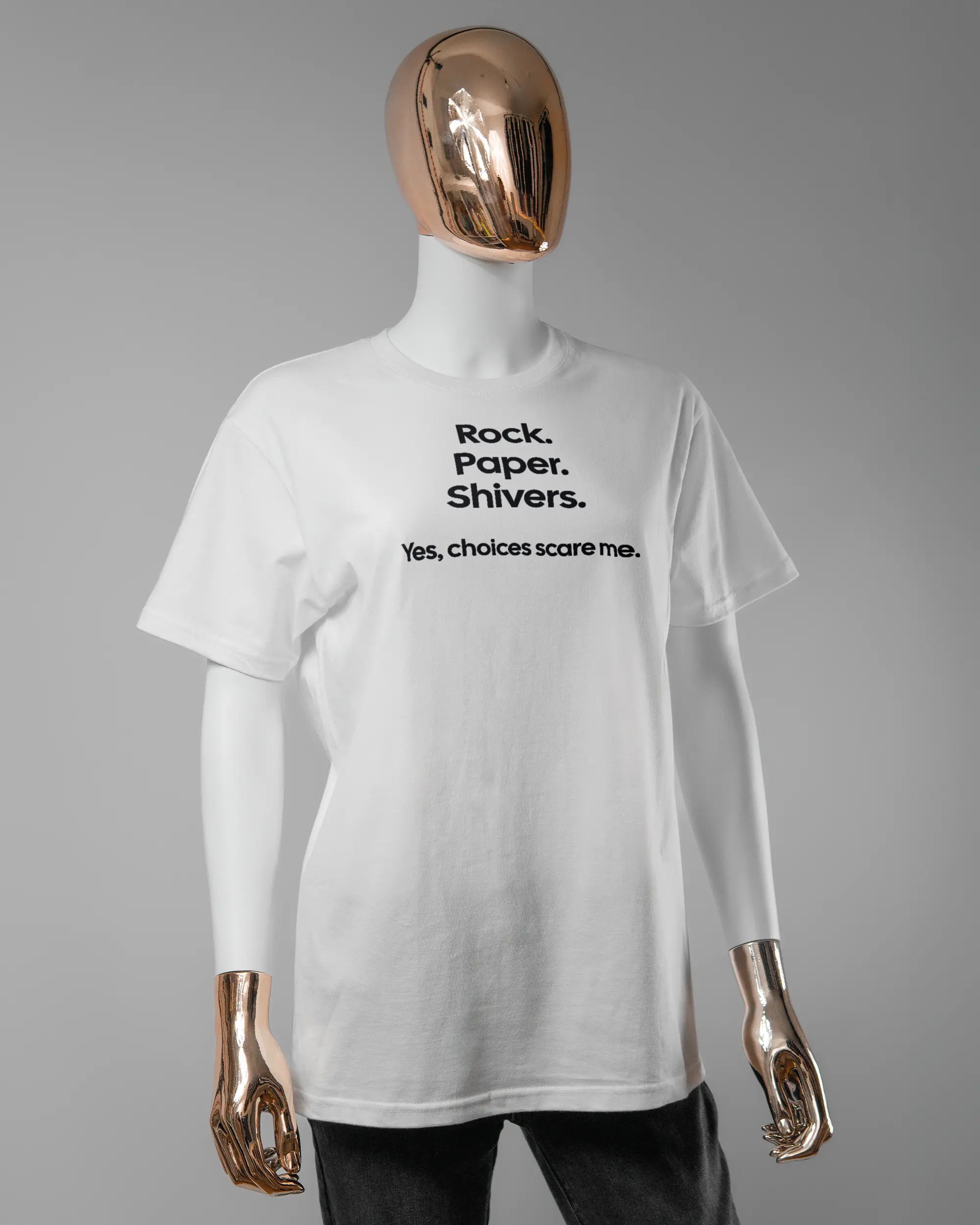 Vorderseite des Basic Unisex T-Shirt Soft von Maondo mit dem Design Rock Paper Shivers in der Farbe White und in der Größe S getragen von einer femininen Puppe