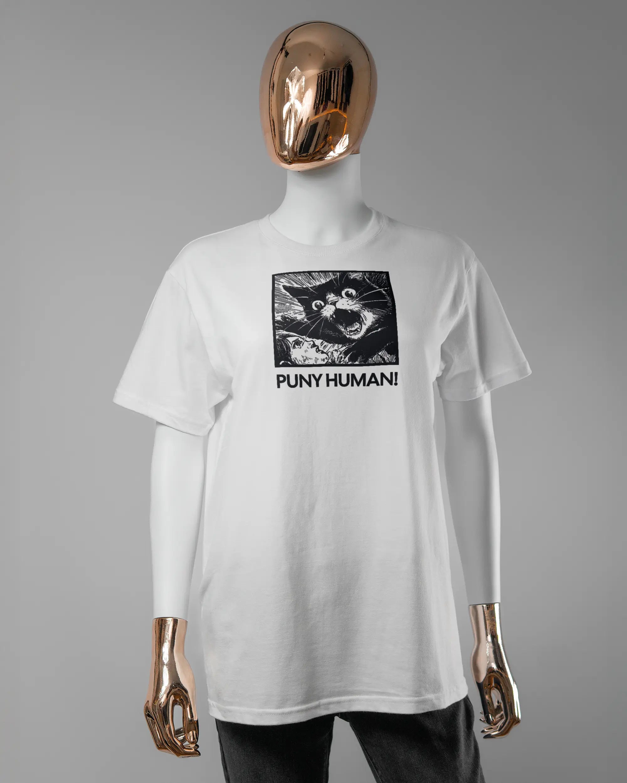 Vorderseite des Basic Unisex T-Shirt Soft von Maondo mit dem Design Puny Human in der Farbe White und in der Größe S getragen von einer femininen Puppe