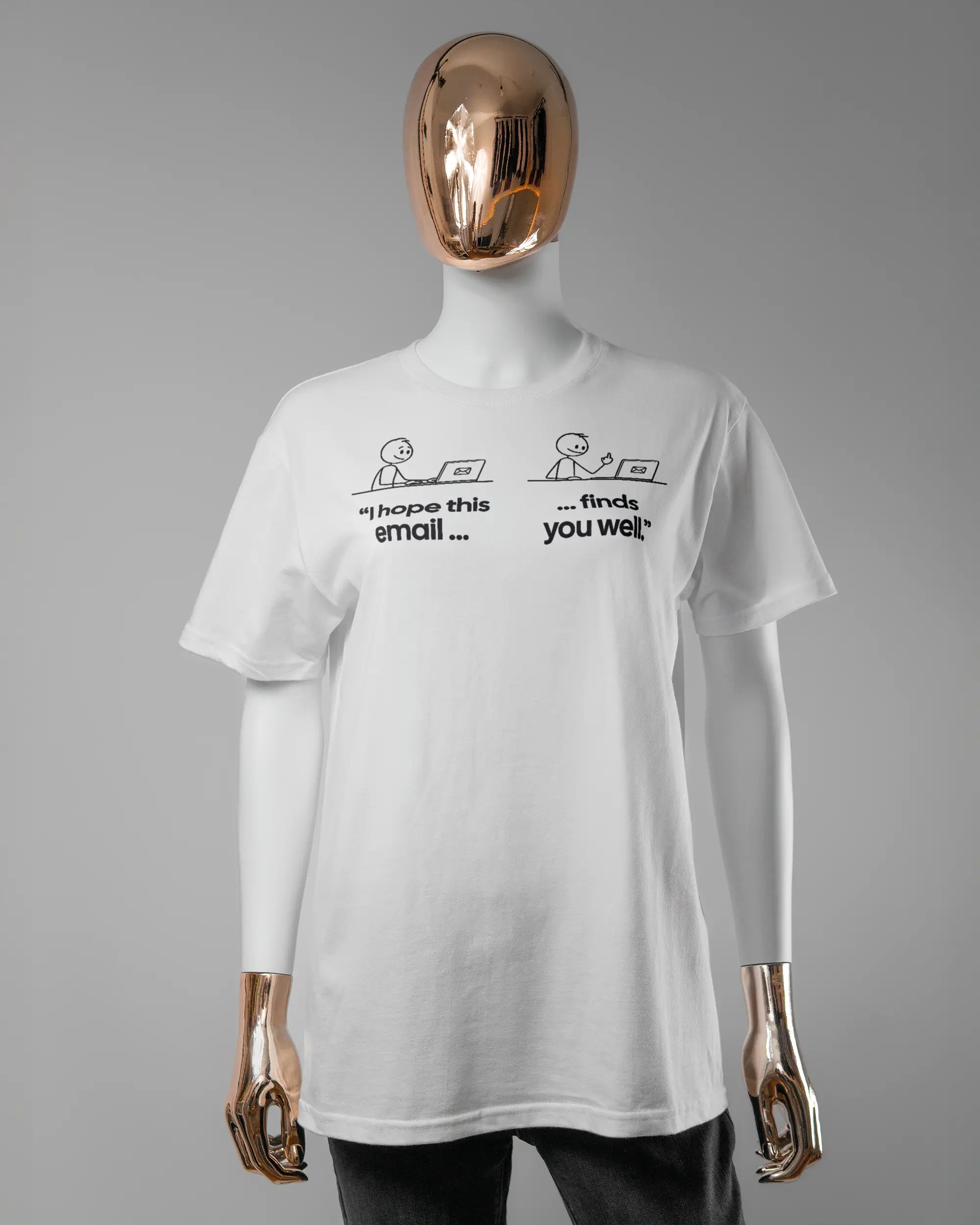 Vorderseite des Basic Unisex T-Shirt Soft von Maondo mit dem Design Found me not well in der Farbe White und in der Größe S getragen von einer femininen Puppe